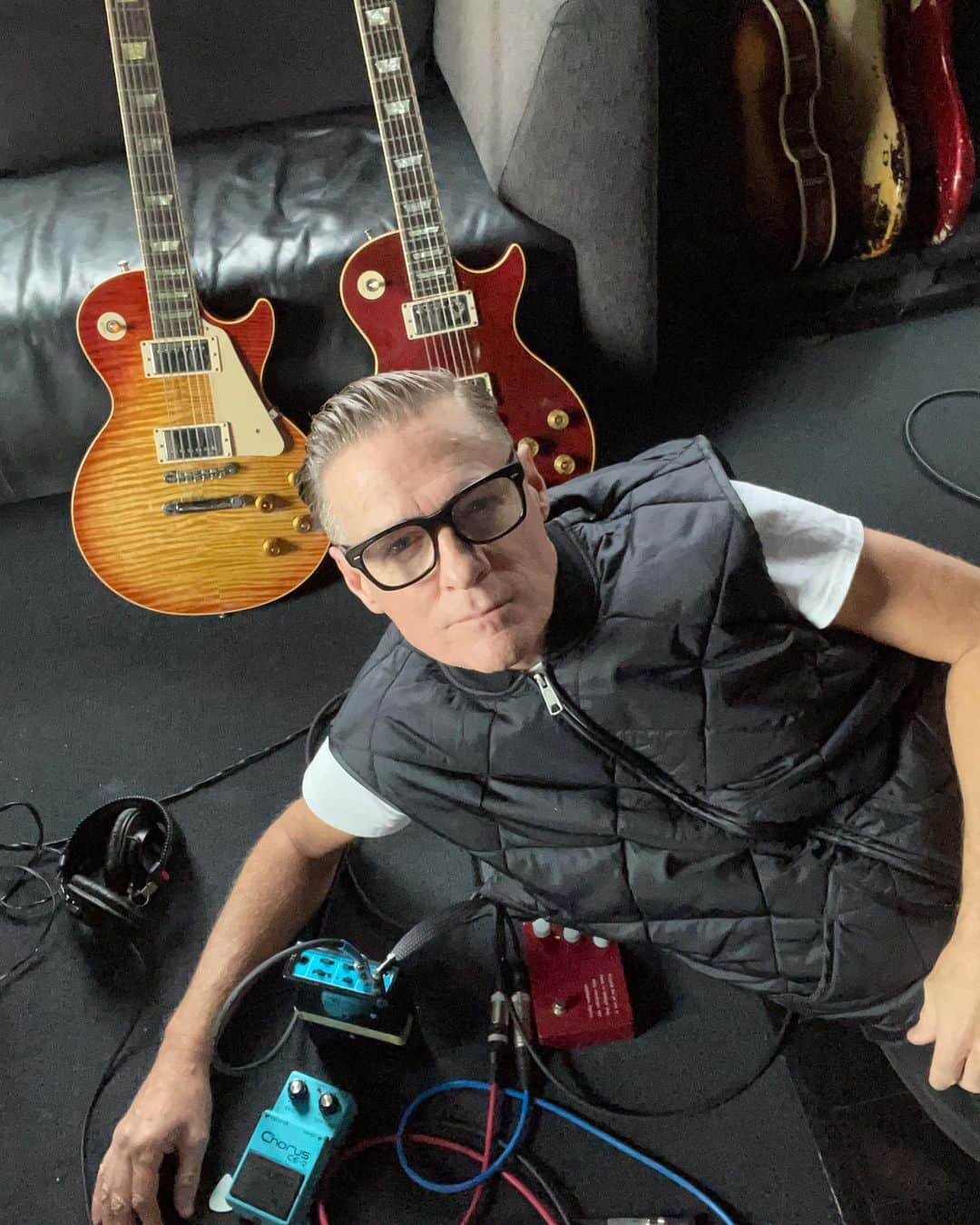 ブライアン・アダムスのインスタグラム：「Ok guitar boffins, can you work out what the gear is in the photo? #bryanadamsalbum15」