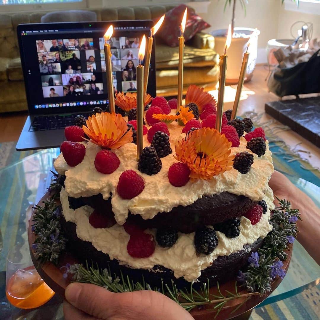 ボニー・ライトのインスタグラム：「happy birthday me! now officially open for birthday cake orders 🎂」
