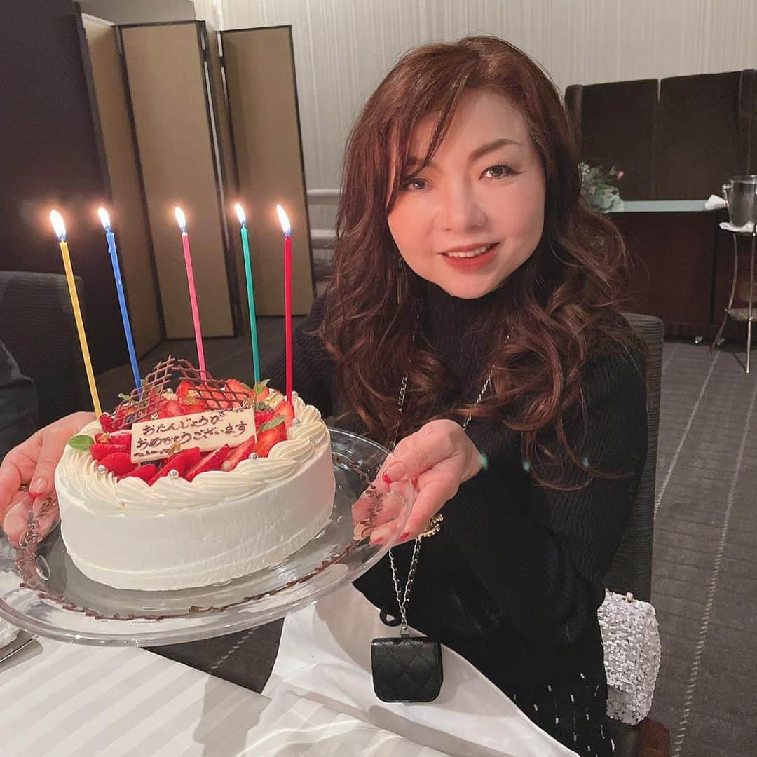 モモコさんのインスタグラム写真 - (モモコInstagram)「誕生日は、披露宴をした思い出の太閤園に家族で、フレンチを食べに行きました🍴 今風でむちゃんこ美味しく、子供たちに披露宴の思い出話を沢山しました💕 6月30日がラストです❗️ アメブロにも色々載せました😆見てね💕  お祝いのラインやメール、プレゼント、たくさんありがとうございました✨ そして、パパのアメブロを見て、ご心配のLINEもありがとうございます。 パパは、大丈夫です❗️  昨日配信のYouTubeは、誕生日企画で3COINSでお買い物をしてる様子です😊 見てくださいねー❗️  #ハイヒールモモコ #👠 #👠🍑 #CHANEL #シャネラー #グルメ #アメブロ  #YouTube #モモコ新聞 #誕生日企画 #3coins #お買い物  #誕生日 #家族で #太閤園 #フレンチ #結婚披露宴の場所」2月22日 8時24分 - highheel_momoko