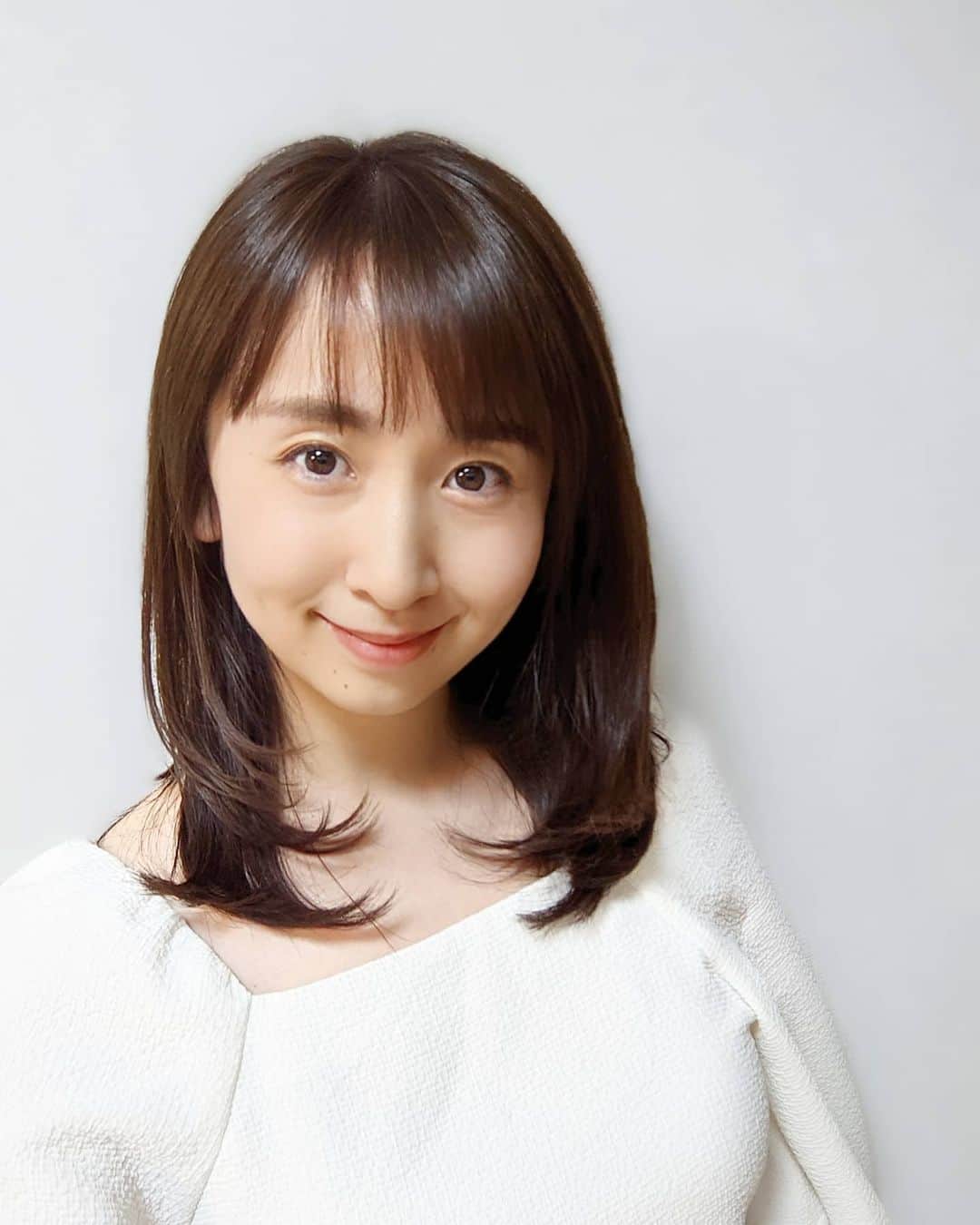 小野恵美のインスタグラム：「髪を切ってきました✂ 少し毛先を軽くしてカラーとトリートメントも🌼 ツヤツヤさらさら〜嬉しい✨  貴重な一人時間を満喫させてもらいました😌🍀  でもその後、待っていてくれた娘から「ママ〜」のハグが一番幸せ🤗  #ヘアメンテナンス #美容院 #ヘアカット #髪型 #セミロング #ヘアカラー #hair #hairstyle」