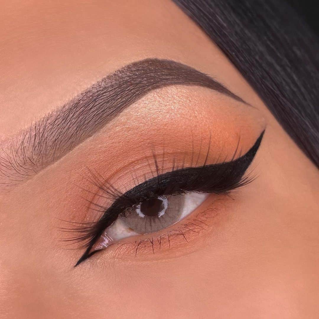 NYX Cosmeticsさんのインスタグラム写真 - (NYX CosmeticsInstagram)「When in doubt, wing it out ✍️ @mimi_zrs uses our Epic Ink Liner for this precise eyeliner look 😍 What's your fave type of liner look? 💖 • #nyxcosmetics #nyxprofessionalmakeup #crueltyfreebeauty #veganformula」2月22日 8時28分 - nyxcosmetics