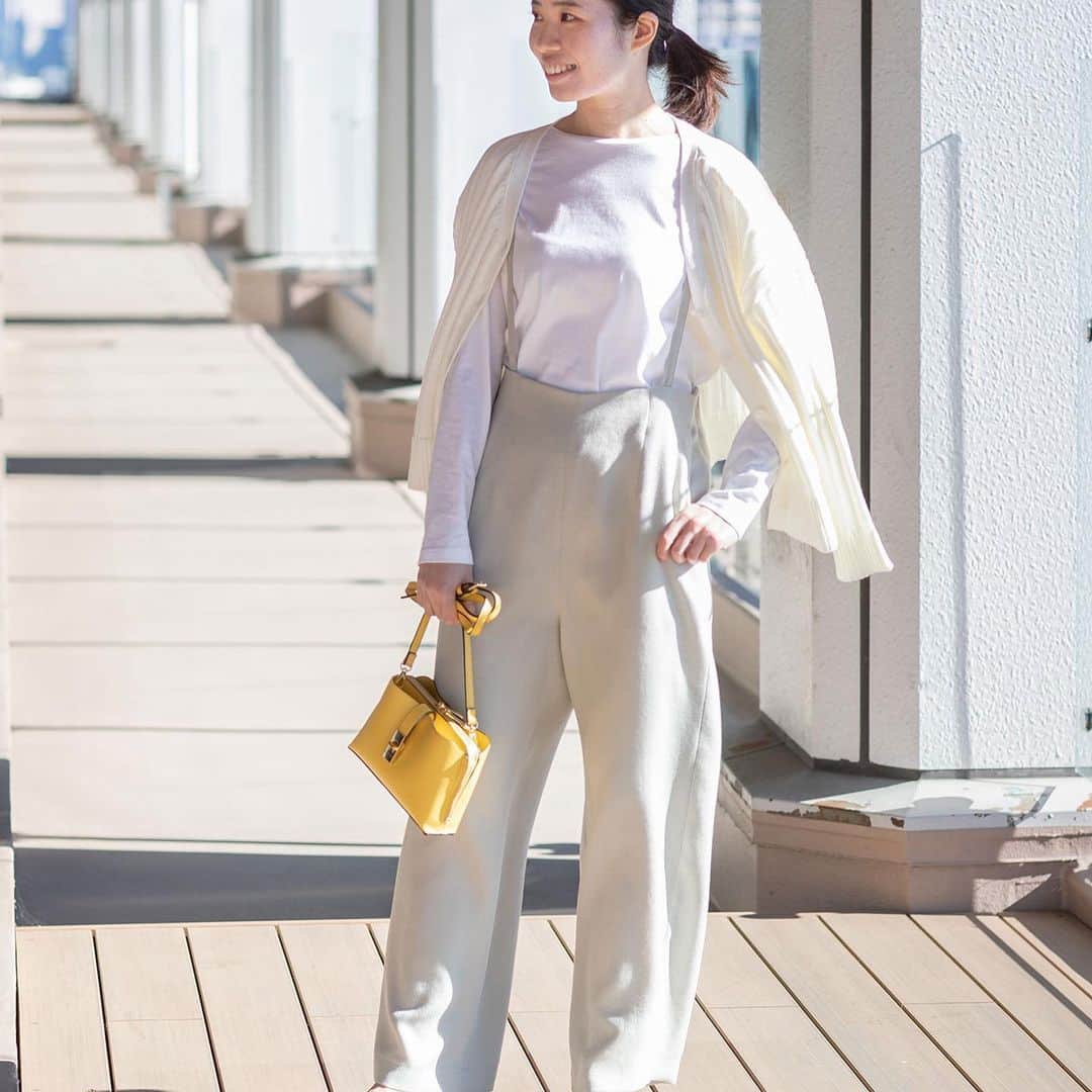 NATURAL BEAUTY BASICのインスタグラム：「春の新作が充実してきました。 オフィスワークだけでなく、テレワークなど仕事の環境も以前に比べ幅広くなっている今、着回し力のある優秀アイテムを厳選して、春のクローゼットを整えたい…。  2月のInstagramでは、NATURAL BEAUTY BASICスタッフが厳選したアイテムの着回しコーデをご紹介します♪  2/22 mon - リブニットカーディガン  リブニットカーディガンで着回しコーデ♪ 潔く、清潔感のある白には、今年らしいくすみカラー合わせがおすすめです。くすみミントのサスペンダー付きパンツはサイドにファスナーがあるので、フロント部分がスッキリとしたデザイン。かっちりとしすぎないので、お仕事服としてはもちろん、休日スタイルにも活躍します。 ☆カーディガンとロンTはオーガニックコットンを使用。着心地にもこだわりました。  明日はフェイクレザーブルゾンのコーディネートをご紹介します！  Credit ★印：着用カラー  カーディガン 1175280 ¥7,150 tax in  Color:オフ★/キャメル/ライトグリーン Size:M  Tシャツ 1163270　￥3,850 tax in Color:ライトグレー/オフ★ Size:M  パンツ 1130281　￥8,800 tax in Color:キャメル/ミント★ Size:XS/S/M  バッグ 1182101　￥6,600 tax in Color:オフ/ベージュ/イエロー★/ライトグリーン   シューズ 1186102　￥4,950 tax in Color:チャコール/オフ★/ベージュ Size:S/M/L  #ナチュラルビューティーベーシック #NATURALBEAUTYBASIC #略してNBBです #NBB #NBBコーデ  #NBBスタッフ着回しコーデ #着回しコーディネート #シンプルコーディネート #大人シンプルコーデ #大人カジュアルスタイル #オーガニックコットン #カーディガン #サスペンダーパンツ #リラックススタイル #160cm #今日のコーデ #明日のコーデ #2022February」