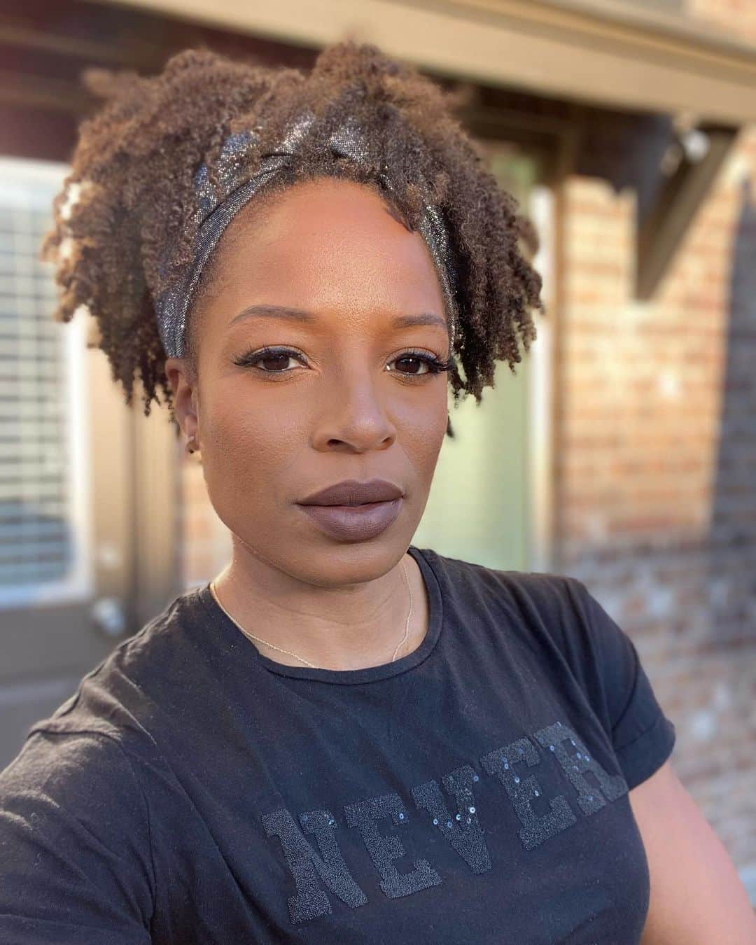 ナターシャ・ヘイスティングスのインスタグラム：「Texas FROZE 🧊 over for a week, and today I’m in my backyard with the ☀️ shining on my face in a t-shirt. 🤷🏽‍♀️My household was fortunate to not lose power or water, but much of Texas is in need of help and prayer. 🙏🏽 Grocery store shelves are still fairly empty, and some can’t even afford the bare necessities. #PrayForTexas」