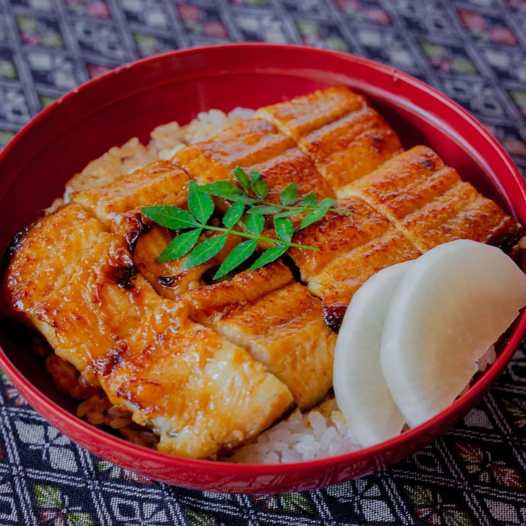 旅館 川端屋さんのインスタグラム写真 - (旅館 川端屋Instagram)「2月28日まで送料無料でお届けできます❗️ (国産の商品）  さらに南越前町30%還元期間中につきpaypayご利用がめちゃくちゃお得です😁  この機会をお見逃しなく❤︎  お買い物はプロフィールリンク 又は商品をタップして、 ご覧くださいね。☞ @ryokan_kawabataya  KAWABATAYA ONLINE STORE 　　               ☟  https://kawabataya.jp/store/  ストアーズからもお求めいただけます♪ 　　　　　　⇩  https://kawabatayaryokan.stores.jp   www.kawabataya.jp  #お魚通販  #焼き魚通販  #川端屋 #川端屋旅館  #今庄 #今庄宿 #うなぎの蒲焼き #サワラの西京焼き  #鯖寿司 #鯖寿司が絶品」2月22日 8時39分 - ryokan_kawabataya