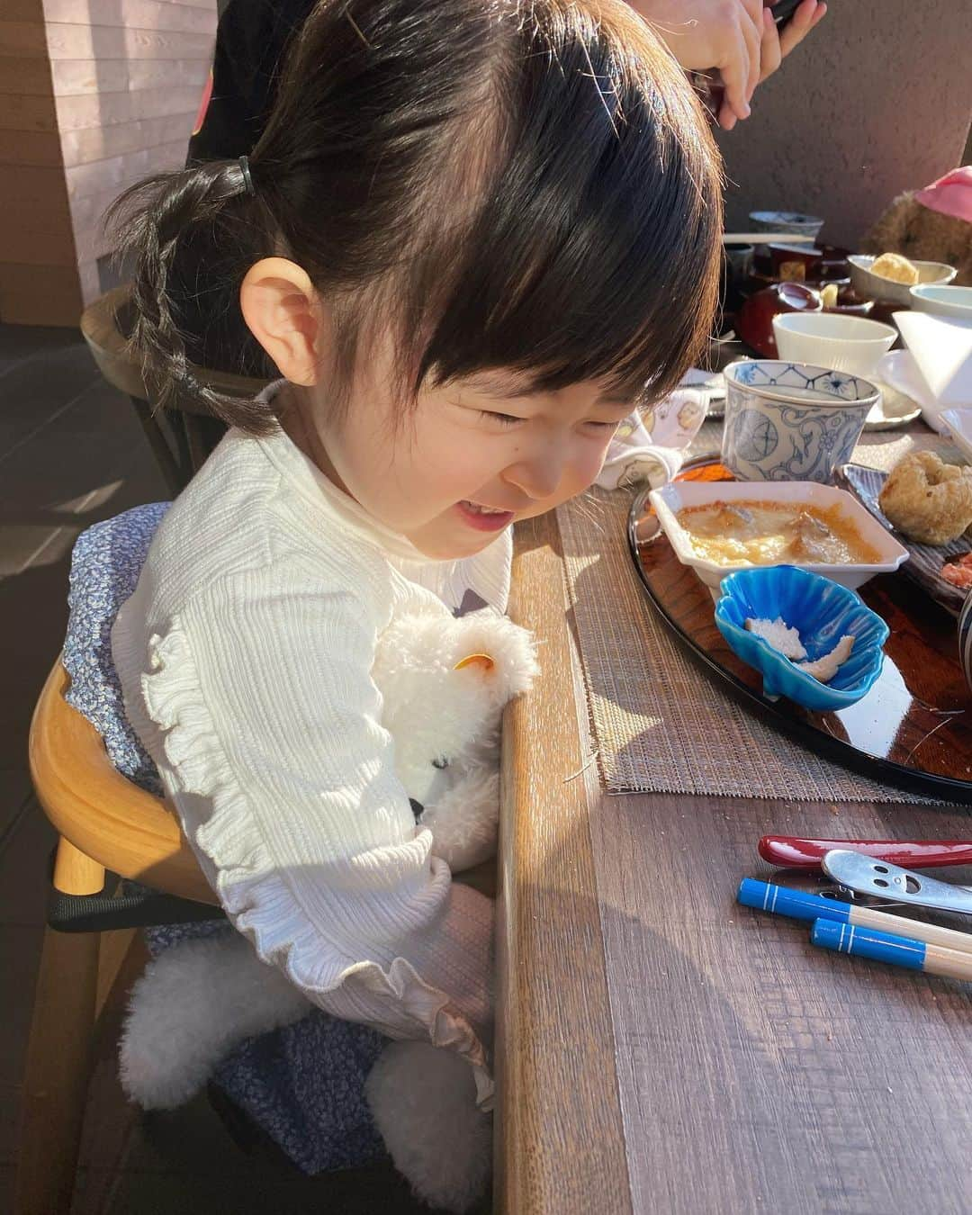 田中理恵さんのインスタグラム写真 - (田中理恵Instagram)「二月は娘の誕生月🤍  最近3歳になった娘❤️ やっと3歳だぁね😆 良く喋る 良く笑う 良く泣く 本当にいろんな感情を 我々に見せてくれています☺️  私の役目はとにかく 娘とたくさん笑って 親として一緒に成長します。笑  さぁ、月曜日です。 今日も頑張っていきましょう🤍🤍」2月22日 8時36分 - riiiiiie611