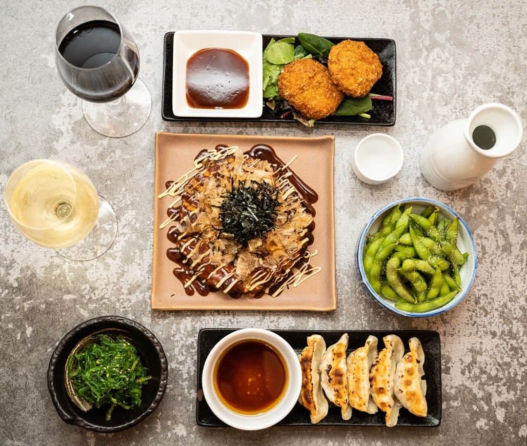 Koyukiのインスタグラム：「WHAT CAME FIRST, THE HUNGER OR THE THIRST? Happy hour goes everyday except Wednesday from 2pm-5pm🤤  #foodphotography #instafood #eeeeeats #eatvancouver #yvrfoodie #604now #604eats #vancouverfoodie #vancityeats #vancouvereats #dishedvan #robsonstreet #ramennoodles #foodcouver #eatcouver #foodphotography #f52grams #japanesenoodles #noodlelover #narcityvancouver #curiocityvan #crunchvancouver #vanfoodie #eatwithme #vanfoodie #narcityvancouver　#vancouvergiveaway #happyhour #yvreats #yvrfoodie」