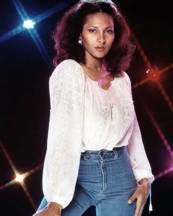 カレントエリオットのインスタグラム：「“judge me for my character, not how black my skin is, not how yellow my skin is, how short I am, how tall of fat or thin; it’s by my character” – pam grier, actress」