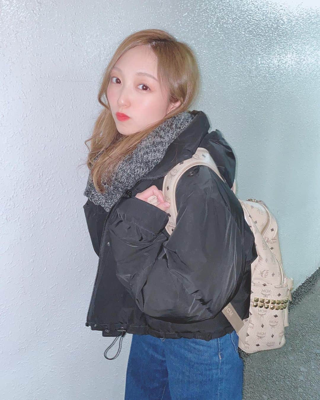 松井さやかのインスタグラム：「寒がりだからまだダウンいけるわー☃️」