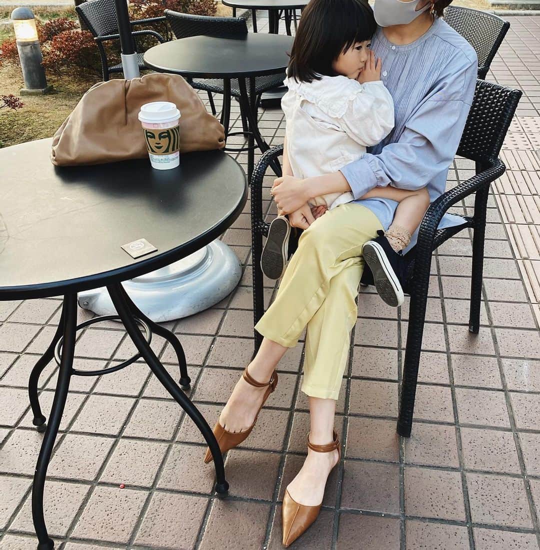 美生のインスタグラム：「ゆっくり過ごした週末🥞﻿ ﻿ 公園で遊び疲れてお眠な次女と🥱💤﻿ ﻿ ポカポカで気持ち良くて﻿ 嬉しくて新しいお靴をおろしました♡﻿ ﻿ VERYコラボのストライプシャツも﻿ 残り3枚です♡♡﻿ ﻿ ﻿ #donoban﻿ #ドノバン﻿ #マタニティコーデ」