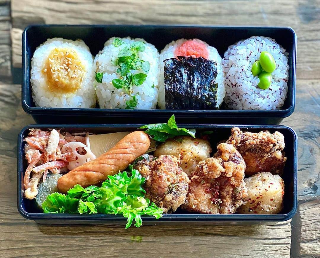 のインスタグラム：「おはようございます🌞 本日の #沙弥弁 🍱 . 週末の残りを詰めてジンジャースープと小さな丸いおむすびを4つ🍙 ゆず味噌は子供の頃に曽祖母だったか祖母だったかが作っていた甘くて懐かしい味を思い出しながら…🍊 なかなか美味しくできました❤️ . ほとんど隠れているけどタケノコの煮たのが夫の好物なので喜んでくれるかと😊 行ってらっしゃい👋 . 今週も頑張りましょうね❤️ #ママモデル#沙弥弁#料理好き#男の子ママ#月曜日は眠い」