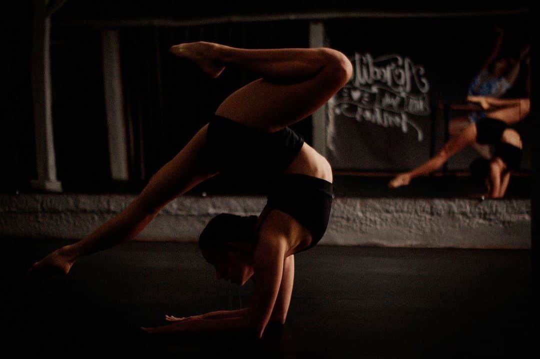 Jessica sayonara maierのインスタグラム：「Meu corpo é o templo da minha arte. E eu o exponho-o como altar para adoração da beleza. “Isadora Duncan.” . . . . 📸 @farolfotografias . . . . #flex #flexibilidade #flexibility #flexibilitytraining #flexible #womanpower #stretching #stretch #contortion #contortionist #stretch #rythmicgymnastics #rg #gym #gymmotivation #gymgirl」