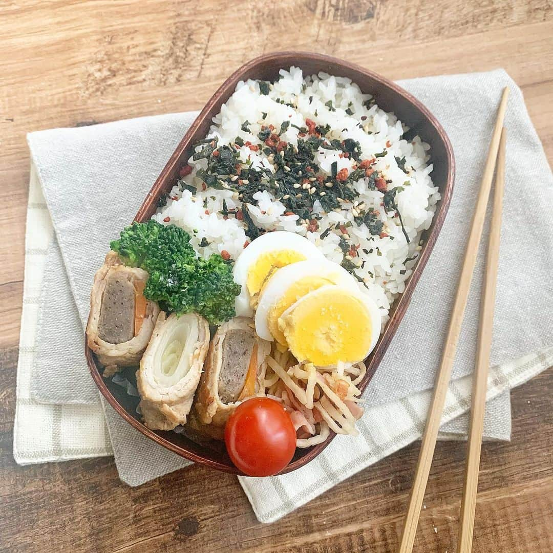 金子あきこのインスタグラム：「#お弁当 #豚肉の野菜巻き#冷凍こんにゃく #切干大根のペペロンチーノ #ゆで卵 長男くん、高校生入試でお弁当1週間ありませんが… UP出来なかったお弁当を記録として（笑） ・ ・ ・ 切干大根は水分を吸ってくれるからお弁当に最適！ オリーブオイル、ニンニク、唐辛子🌶、ベーコンで炒めただけ。味付けは塩、コショウのみ。 おつまみにも合うよ🍻 切干大根はコスパ◎ ・ ・ ・ #ズボラ　手作りする人を増やしたい♡ #男子弁当#高校生弁当#男子ママ#食べ盛り#残り物#作り置き#取り置きおかず#節約#コスパ#節約弁当#時短レシピ#栄養バランス#健康#食物繊維#発酵食品#腸内環境#美容#免疫力#ダイエット#レシピ開発#管理栄養士#節約美容料理研究家#金子あきこ#船橋」