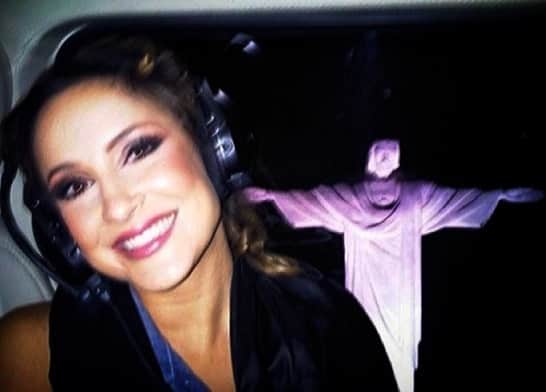 のインスタグラム：「Eu vim aqui pra dizer que AMO JESUS! Amo de todo meu coração. Este post Não é sobre ser religiosa, ou querer disseminar uma doutrina! É que eu O amo com tudo o que tenho e sou! Queria me declarar mesmo. Deixar fluir de mim que eu sei que Jesus é O caminho, A verdade e A VIDA! Sei porque ninguém pode contestar minha experiência com Ele e isso me faz tão convicta da minha fé... tão em PAZ! Obrigada por tudo, Jesus! TODA HONRA E GLÓRIA A #yeshuahamashiach! #ILoveJesus 🌻」