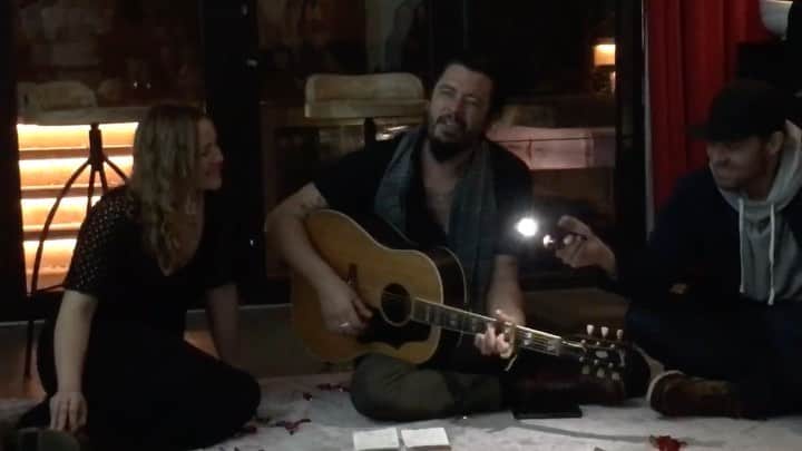 アダム・シャピロのインスタグラム：「A year ago... @ktqlowes surprised me for the 40th by having my favorite musicians @adrieldenae and @corychisel in my LIVING ROOM when I showed up. Singing a saw called “Stay Happy Shappy”?! Little did I know this would be my only live music experience for a year but it has kept me going for longer than anyone there could have imagined. If you only get one concert in a year...may it be as special as this one.」
