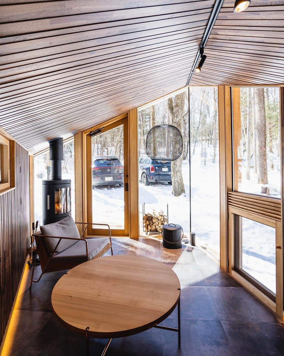 川上俊さんのインスタグラム写真 - (川上俊Instagram)「interior / fire place :  artless karuizawa (satellite office 軽井沢) - small office in the forest / architecture & design by @shunkawakami and shinkenchiku, karuizawa, wall: @asahi_woodtec, furniture: @fil_studios, fireplace: @_hwam / photography by @yukwkmi / artless Inc. - www.artless.co.jp  #shunkawakami #tinyhouse #interiorstyling #sustainablearchitecture  #architecturephotography #archdaily」2月22日 9時03分 - shunkawakami