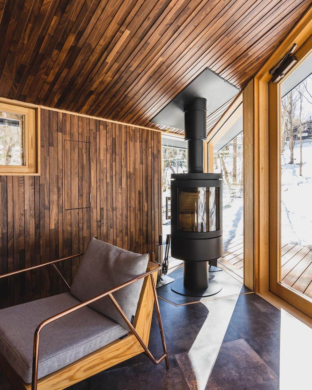 川上俊のインスタグラム：「interior / fire place :  artless karuizawa (satellite office 軽井沢) - small office in the forest / architecture & design by @shunkawakami and shinkenchiku, karuizawa, wall: @asahi_woodtec, furniture: @fil_studios, fireplace: @_hwam / photography by @yukwkmi / artless Inc. - www.artless.co.jp  #shunkawakami #tinyhouse #interiorstyling #sustainablearchitecture  #architecturephotography #archdaily」