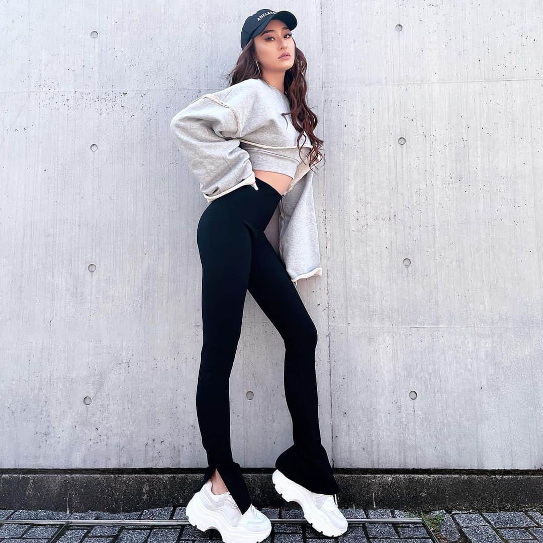のインスタグラム：「𝐍𝐄𝐖🖤 ﻿ 神パンツに進化バージョンが登場✔︎ サイドスリットリブジャージーパンツ﻿ ﻿﻿ ﻿ 伸縮性のあるしっかりとした リブ生地を使用した、﻿ 裾スリットデザインのレギンスパンツ。﻿ ﻿ 厚手のリブ生地が 身体をタイトに見せてくれます。﻿ 19㎝の大胆なサイドスリットデザインで﻿ 美脚効果絶大✨✨✨﻿ ﻿ ヒールやサンダルは勿論っ♡ スニーカーでも◎﻿ ﻿ #ANELATOKYO #newin #newarrivals﻿ #leggings #神パンツ #美脚パンツ #脚長」