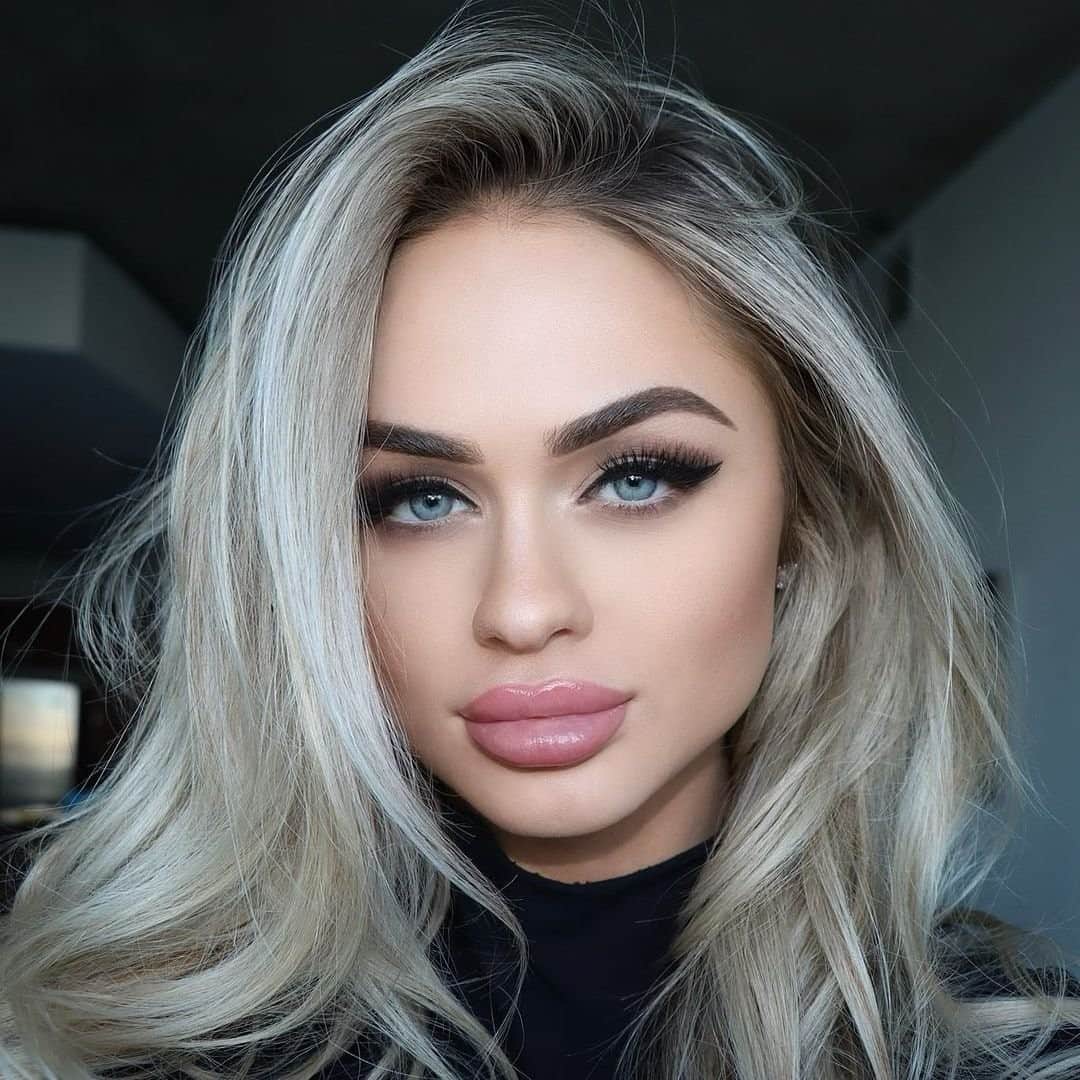 Too Facedのインスタグラム：「Our babe @hayleystpierre is GORGEOUS in our Born This Way Super Coverage Concealer shade Almond, Better Than Sex Eyeliner⁣, and Lip Injection Lip Gloss shade Glossy & Bossy⁣!! 🤩 #regram #toofaced」