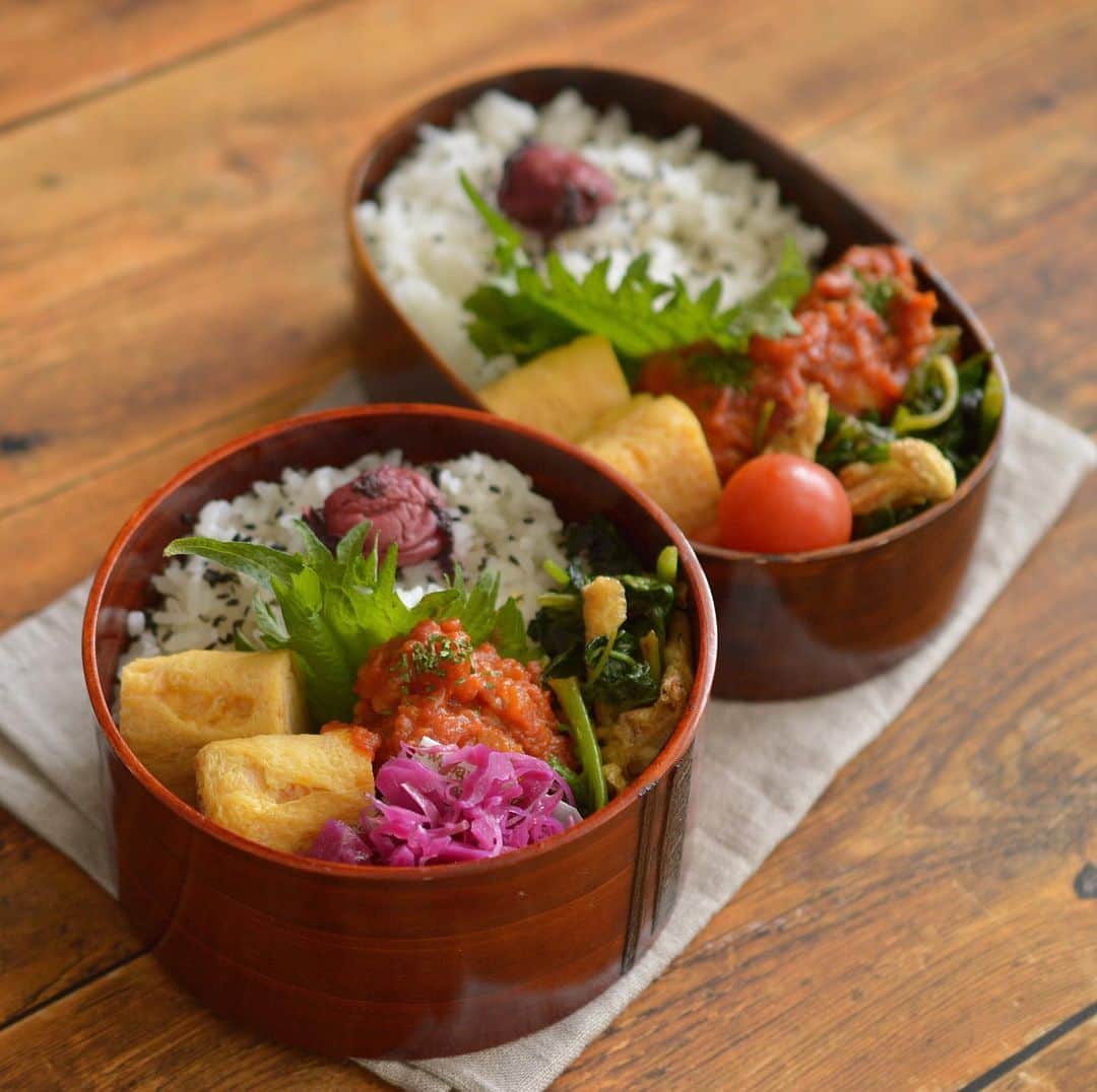 yukiyoのインスタグラム：「2021.2.22* ・ 今日のお弁当 ・ ごま塩梅干しご飯 甘い出汁巻 ミートボールトマト煮 油菜とお揚げ炒め ミニトマトor紫キャベツマリネ ・ ・ ・ #お弁当 #obento #bento #lunch #lunchbox #onthetable #japanesefood #暮らし #曲げわっぱ #lin_stagrammer #ロカリ #おうちごはんLover #マカロニメイト #IGersJP #フーディーテーブル」