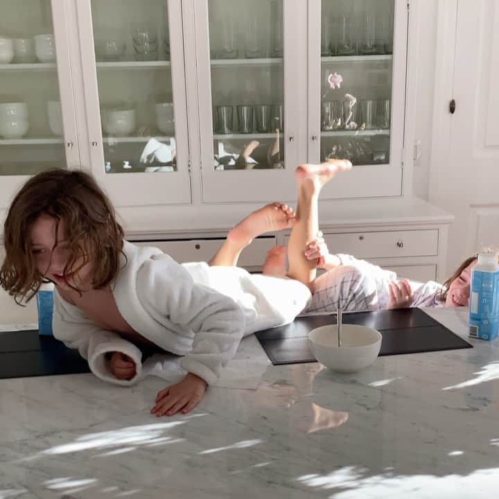 レイチェル・ゾーのインスタグラム：「Anyone else’s #Sunday morning at 7am look like this? Fun fact.. this is what they call “play pretend fighting” 🤦‍♀️ #boymom #imtired 😴 but still #grateful 🙏🏻 XoRZ」