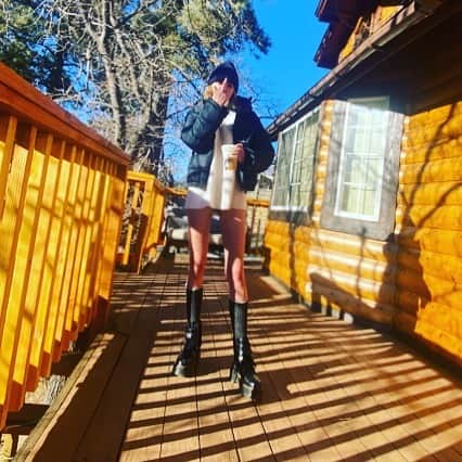 アシュレイ・ベンソンのインスタグラム：「No clean pants.... no problem. Off to work」