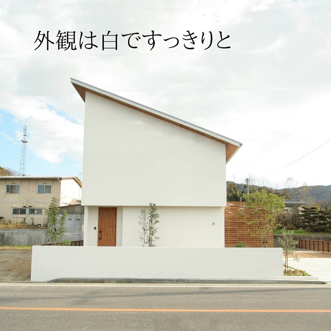 株式会社 加度商のインスタグラム：「『名荷の白い家』 @kadosho1  ･ 家づくりの資料請求はコチラから→@request_kd . #外観#外構#植栽#塗り壁#無垢の床#ldk#吹き抜け#鉄骨階段#タイル#デッキ#マイホーム#新築#インテリア#家#住宅#工務店#自然と暮らす#シンプルな暮らし#おしゃれな家#家づくり#暮らしを楽しむ #マイホーム計画#自然素材#デザイン#住まい#かっこいい家#木の家#長期優良住宅#加度商#尾道注文住宅」