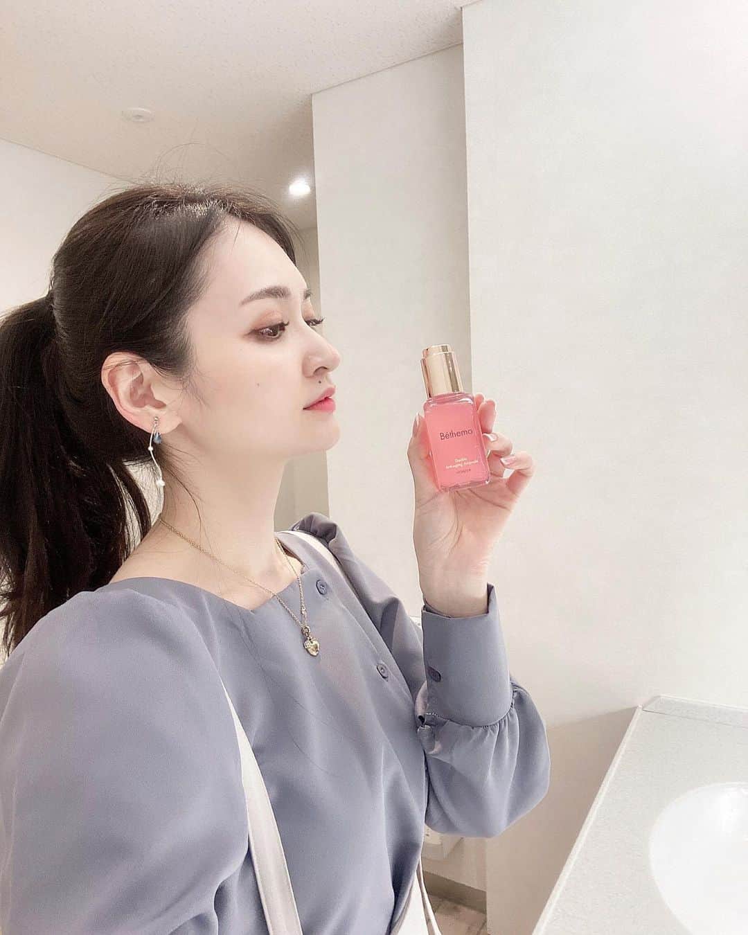 藤後 沙織 とうごさおりのインスタグラム：「最近お仕事終わるのが遅めで、 帰るときには本当にクタクタだから、 美容を極める時間がない🥲 なので、寝る時間を利用することにしました♥︎  その名も、『Bethemo @bethemo_official エイジングケア -塗るナイトパック美容液-』✨夜のスキンケアの時に使うと、寝ている間に勝手キレイが目指せるの。  ダマスクローズオイルとワインエキスのダブルアンチエイジング成分が贅沢に配合されているのでお肌に保湿と栄養を与えてくれて、コラーゲンエキス•ツボクサエキスにより、かたくなってしまった肌をふんわり柔らかにしてくれる。 夜使うと、翌朝のお肌が楽しみになるよー♡  また全成分がEWGグリーン等級のものを使用しているため、老若男女誰でも安心して使えます。  透明感のあるツヤ肌目指したいな😊  #Bethemo #ベテモ #エイジングケア #塗るナイトパック美容液 #夏菜プロデュース #夏菜 #ローズエキス #赤ワインエキス #アンチエイジング #スローエイジング #化粧品 #美容液 #セラム #韓国コスメ#PR #NOWATER」