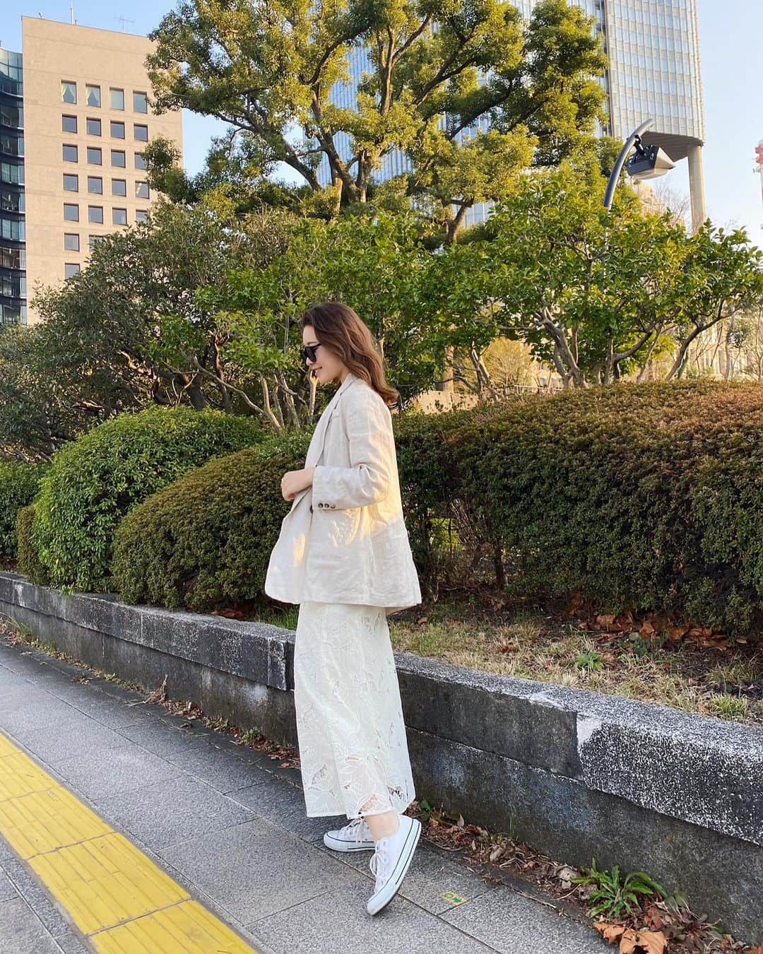 ikeda chizuruのインスタグラム：「今日は春日和だったので﻿ ジムと買い物だけやったけど﻿ 春服着て行ったよ〜〜♡﻿ ﻿ 3月発売のカットワークレースの﻿ ジャンスカワンピースに﻿ 去年のリネンジャケット着たよ◎﻿ (今年もジャケットでるよ✌️)﻿ ﻿ ハイウエストで脚長見えするし﻿ スカートはトレンドのマーメイドシルエット﻿ ﻿ そしてそして﻿ 微配色のカットワークレースが﻿ めっちゃ可愛いよーーー！✨✨﻿ ﻿ 手作業で作った繊細なレースなんやって🥺﻿ ﻿ とりあえずこの春絶対買い！な﻿ ワンピースはこれやな〜☺️﻿ ﻿ 10%OFFクーポン【MS_03842】﻿ 使えるからぜひ使ってね〜〜﻿ —————————————————﻿ アイテム詳細は @mercuryduo_chizuru ﻿ TOPのURLからチェックしてね✔ ✔」