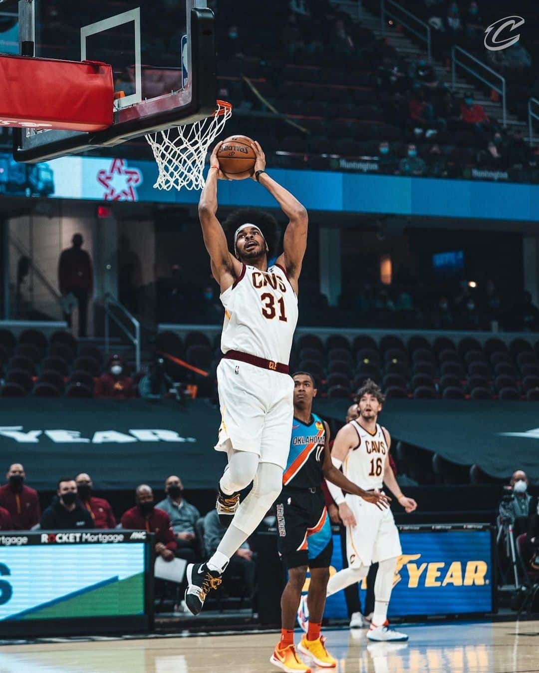 キャブスのインスタグラム：「@darius_garland to @_bigjayy_ lookin’ like a cheat code. 👀 #BeTheFight」