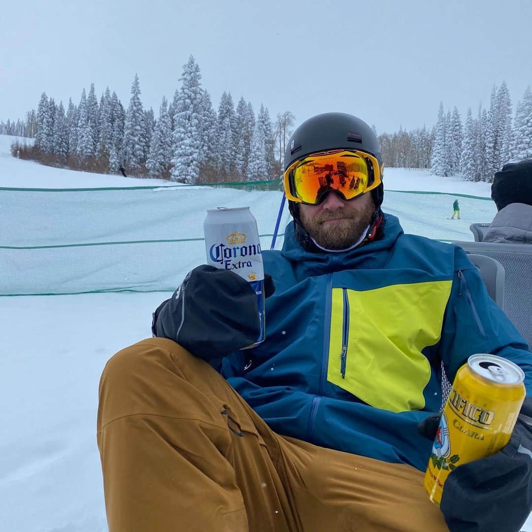 チェイス・ライスのインスタグラム：「Beach beer, new beach 🤘🏽」