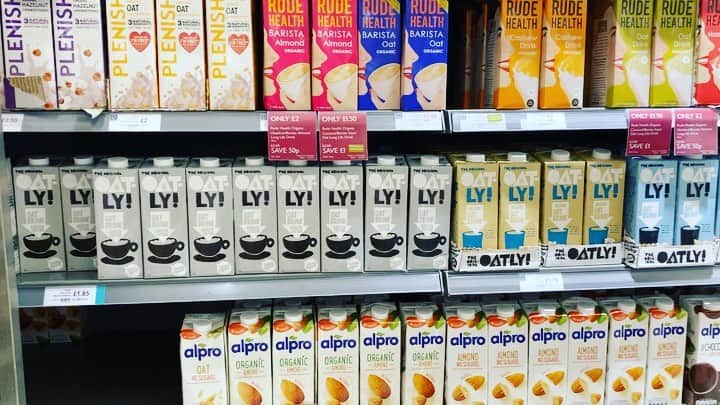 Yu-kiのインスタグラム：「スーパーのノンデイリーミルクコーナーの一部🥛お馴染みのオートミルク(最近OATLYのバリスタオートのセクションが絶対広くなった🤣)からソイ、いろんな種類のナッツのミルク、これらは全部常温で売られていて長期保存が出来るから常にいろんなミルクをストックしてる◎私はもともと普通のミルクが得意ではなかったのもあって、イギリスに住み出して今は完全にノンデイリーミルクになった。何でも試すのが好きだから、全部じゃないけどこれまで結構いろいろ買ってみた。スーパーくると未だにいつも楽しくて長居しちゃう🥳#waitrose#uk#イギリス生活」