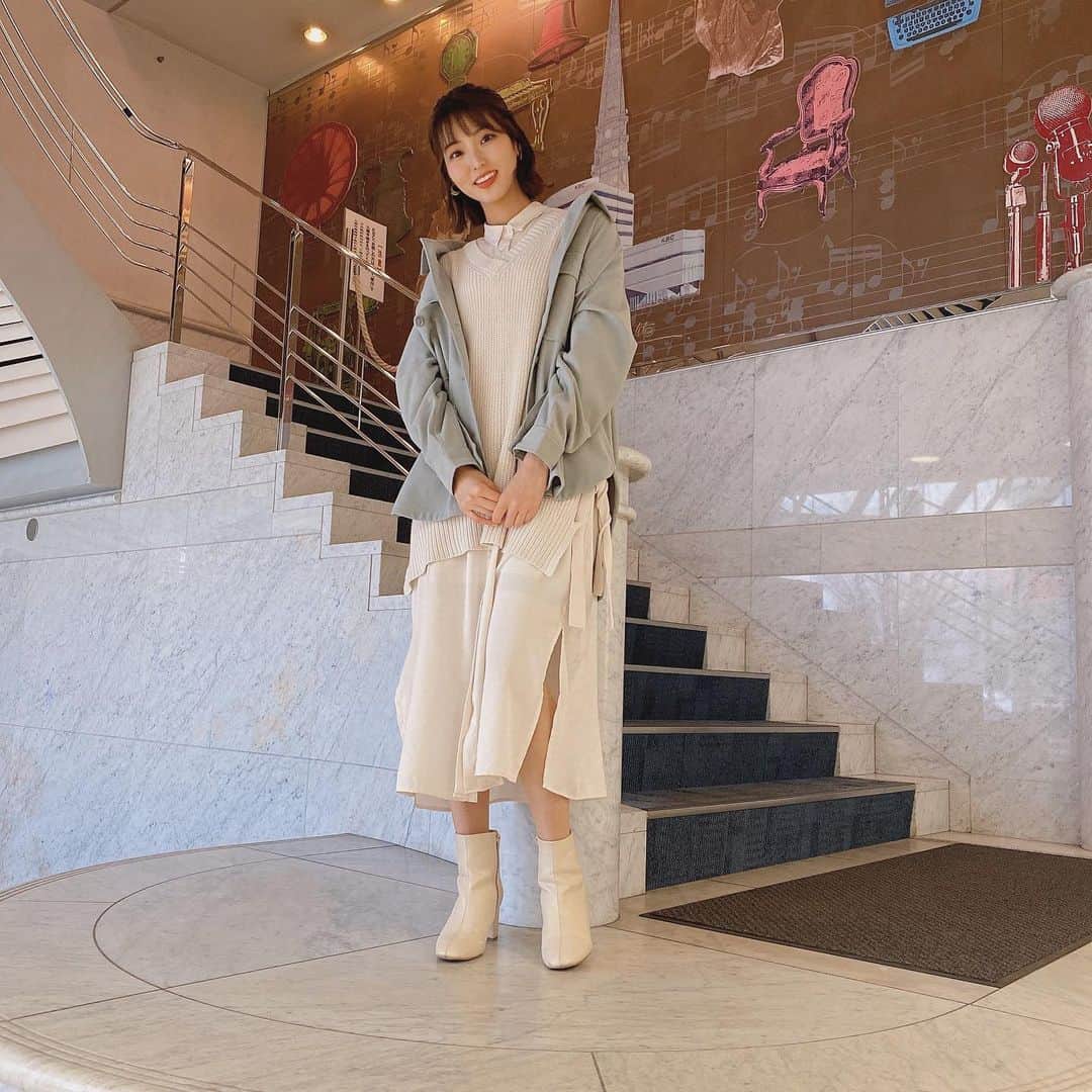 山下七子さんのインスタグラム写真 - (山下七子Instagram)「ハートの中に入ったよ♡♪  スリットが入ってるシャツワンピース👗オシャレ〜〜〜♪  今日は、暖かい１日☀️ 暑がりさんは、コートいらないくらいだそうですよ！！ 寒がりさんは、羽織り物を持ってお出掛け下さい。⭐️  #アサデス #お天気アシスタント」2月22日 9時23分 - yamashita_nanako