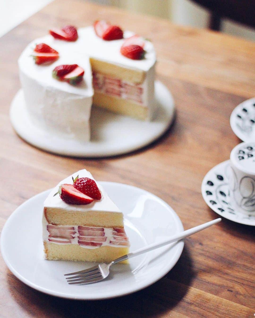 りえのインスタグラム：「* * ☑︎苺のショートケーキ * * 冷凍庫に眠っていたジェノワーズは 苺のショートケーキになりました。 タルギケーキ風。 目指したけど、正解とは程遠い…。 2枚目の大きな花瓶にはユキヤナギを。 枝物を入れる花瓶を探していたので、 kurassoにちょうど良いのがあってよかった。 * * 花瓶詳細は下記です↓  ■ フラワーベース Lサイズ   @kurasso のプロフィールにあるURLから購入可能です。 10%オフクーポン：【chocolatrie04】 （金額問わず全注文に適用）   #kurassoファミリー #kurasso購入品 #アンバサダー」