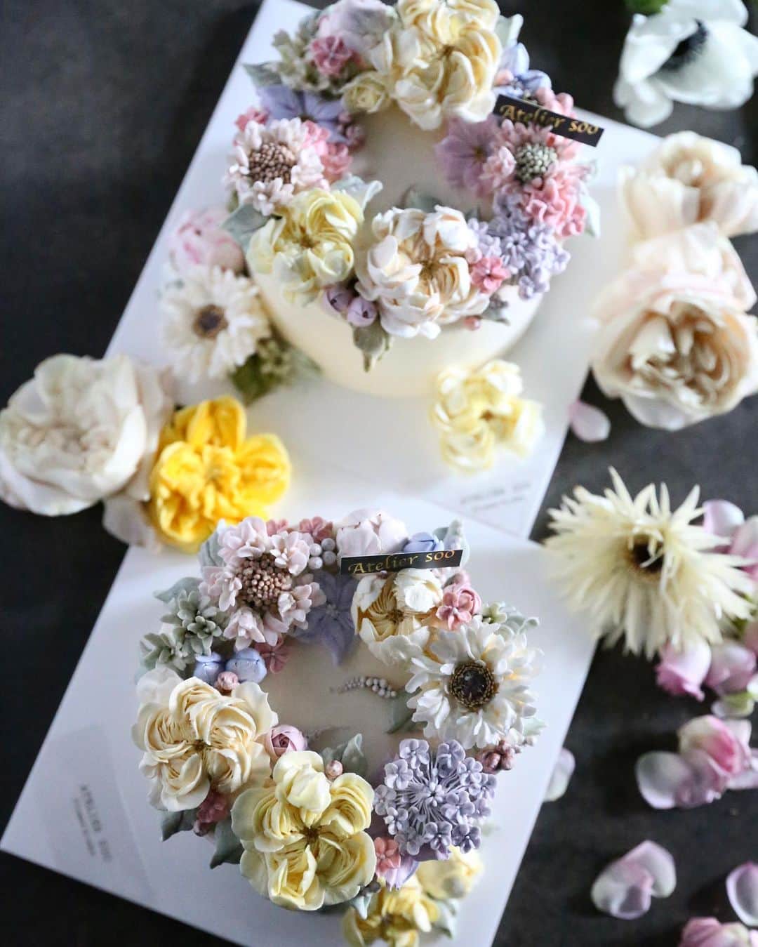 청담 수케이크 (atelier soo)さんのインスタグラム写真 - (청담 수케이크 (atelier soo)Instagram)「ㅡ 파이핑심화반 세번째⚜️ 생화파이핑의아름다움을많이전해드리고싶었던시간 5시간내리파이핑에도치치지않는분들덕분에 저도집중또집중. 심화수업은 중요한포인트도많고 정성도 정말중요해서 수업진행은 많이는못해지만 또 그래서인지 저도 늘 두근거리는수업이네요 🎼  ㅡ #flower #cake #flowercake #partycake #birthday #bouquet #buttercream #baking #wilton #weddingcake #cupcake ㅡ www.soocake.com vkscl_energy@naver.com」2月22日 9時28分 - soocake_ully