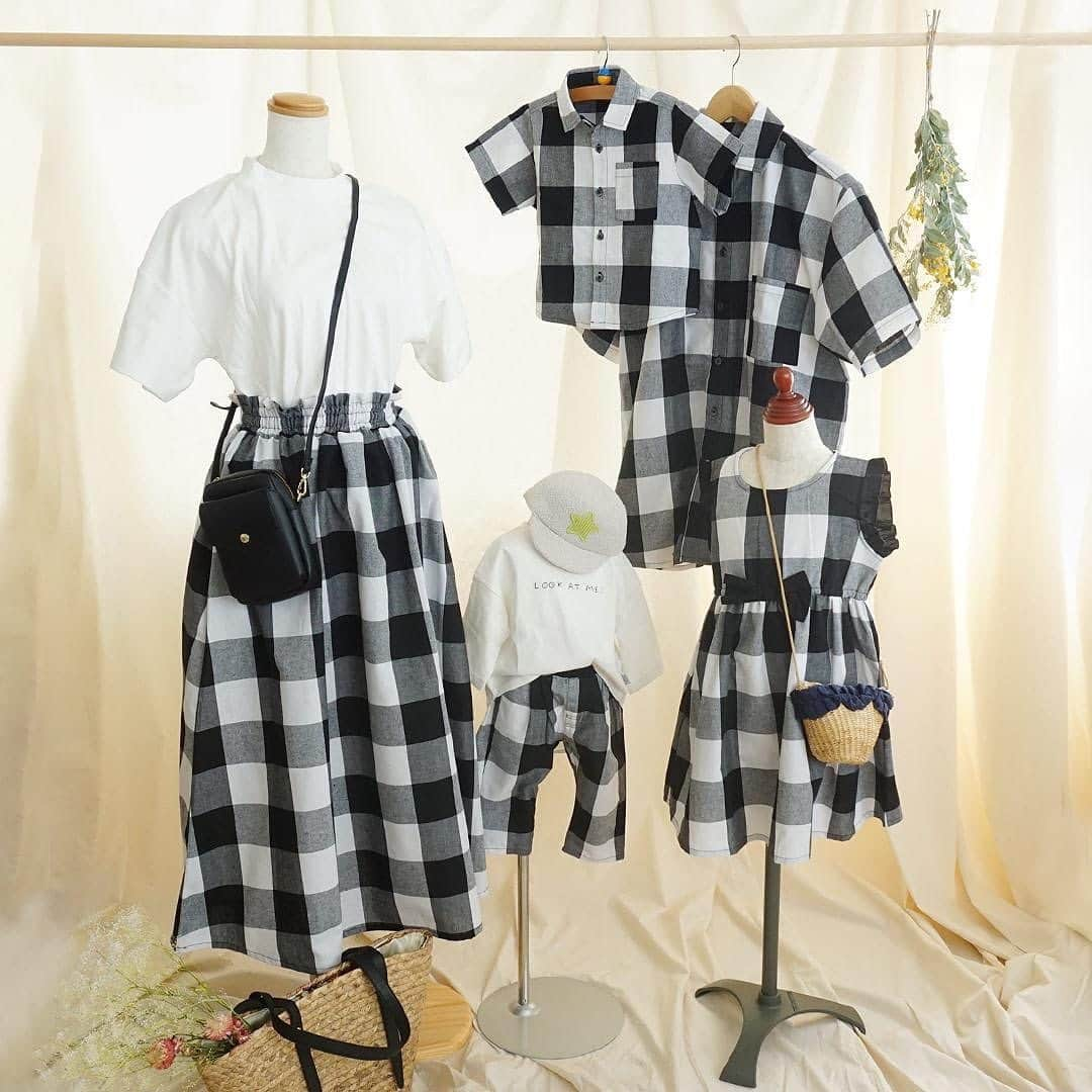 かわいいベビー服・子供服Babychuのインスタグラム：「【ママスカートまもなく完売📣べびちゅオリジナル大好評の😍ブロックチェックシリーズ🎵】 . 家族でリンクコーデがしたい❣️というご要望にお応えして🦻 今年はパパ＆ママ＆キッズサイズありの「スタンダードシャツ」をご用意🥳大好評につき、すでにパパLサイズは完売💦 . さらに🚨 ママスカートもまもなく完売‼️ 争奪戦です✊お急ぎくださーい🙋‍♀️ . 🌈ママのスカート ロング丈＆ボリューム感にこだわりました👍 履くだけでさらりと素敵ママになれちゃう😘 ウエストゴムで実はらくちんなんです😁 . 🌈新登場「スタンダードシャツ」 パパLサイズすでに完売❗️ パパM・ママM・キッズサイズ90～120サイズ急いでー🏃‍♀️♪ . 🌈女の子のワンピース フロントのリボン＆フレアシルエットにこだわりました👏 これ一枚着せるだけで、周りと差がつくオシャレコーデ完成😽 . 🌈男の子のボトムス 程よくゆとりを持たせたテーパードシルエット👌 お手持ちのTシャツに合わせるだけで、おしゃれボーイになれちゃう💓 . べびちゅのこだわりをたくさん詰め込んで、お値段もとっても頑張りました🎉  おしゃれ見えブロックチェックで❣️家族リンクコーデを楽しで🎵 誰よりもステキな写真を残しちゃお📷💕 . 数量限定につき、気になる方は今すぐGETしてね🛒💨 . プロフィール欄のURLから、べびちゅHPへGO🏃‍♀️ 上部バナーからチェックできるよ❤️ . . 🌈今なら❣べびちゅのキャンペーンいっぱいでおトク♪ . ①春の新作キャンペーン第２弾開催中🎉 . 会員さま、新作アイテムGETにはクーポン使ってね😚 . 👛５％OFFクーポン 「春の新作キャンペーン」のアイコンがついたアイテムを含む、3,000円（税抜）以上のお買い物で利用可★ . コードの入力は不要🙋‍♀️ 購入時、クーポン選択欄で「会員様限定☆春の新作キャンペーン」のクーポンを選択してね💕 . クーポン期限は、2月28日（日）23:29まで‼️ . 期間中、何度でも利用OK👍 . 春の新作アイテムを💖おトクにGETできるチャンスはコレしかない🙋‍♀️ . 今から会員になってくれる方も大歓迎👏 . ぜひぜひ、キャンペーン中に😚 お買い物を楽しんでね❤️ . . ②お買い物キャンペーン開催中♪ . 期間中にお買い物してくれた会員さまは💕 ✨来月開催のシークレットセール✨に先行ご招待👏 . ご購入アイテムは何でもOK🙆‍♀️ログインしてお買い物してね❤️ . 🧚‍♀条件 2月15日（火）〜2月25日（木）の期間中に、べびちゅでお買い物してくれた会員さま . 🧚‍♀ご招待方法 べびちゅのメールマガジンを受け取っている方が対象です。 シークレットセール開催日の朝、会員登録いただいたメールアドレス宛に招待メールをお送りします📩 . 🚨ご注意！ メールが届くように、必ず@babychu.jpのドメインを許可しておいて下さいね。 べびちゅのメルマガも、必ず「お得なメールの購読：可」にしておいて下さい！ 毎日配信のべびちゅのメールマガジンが届いていればOK👍 . ⏰シークレットセールは３月開催！日時はヒミツです☆どうぞお楽しみに！ . . #べびちゅオリジナル #パパコーデ #パパとお揃い #親子リンク #親子お揃い #リュバンブクレ #リンクコーデ #rubanboucle #リュバンコーデ #べびちゅ #babychu #ig_kidsphoto #ig_babyphoto #かわいい #子供服 #ベビー服 #親バカ部 #女の子 #男の子 #娘 #息子 #赤ちゃん #ベビーコーデ #キッズコーデ #ベビーファッション #キッズファッション #出産祝い #baby #babychujp」