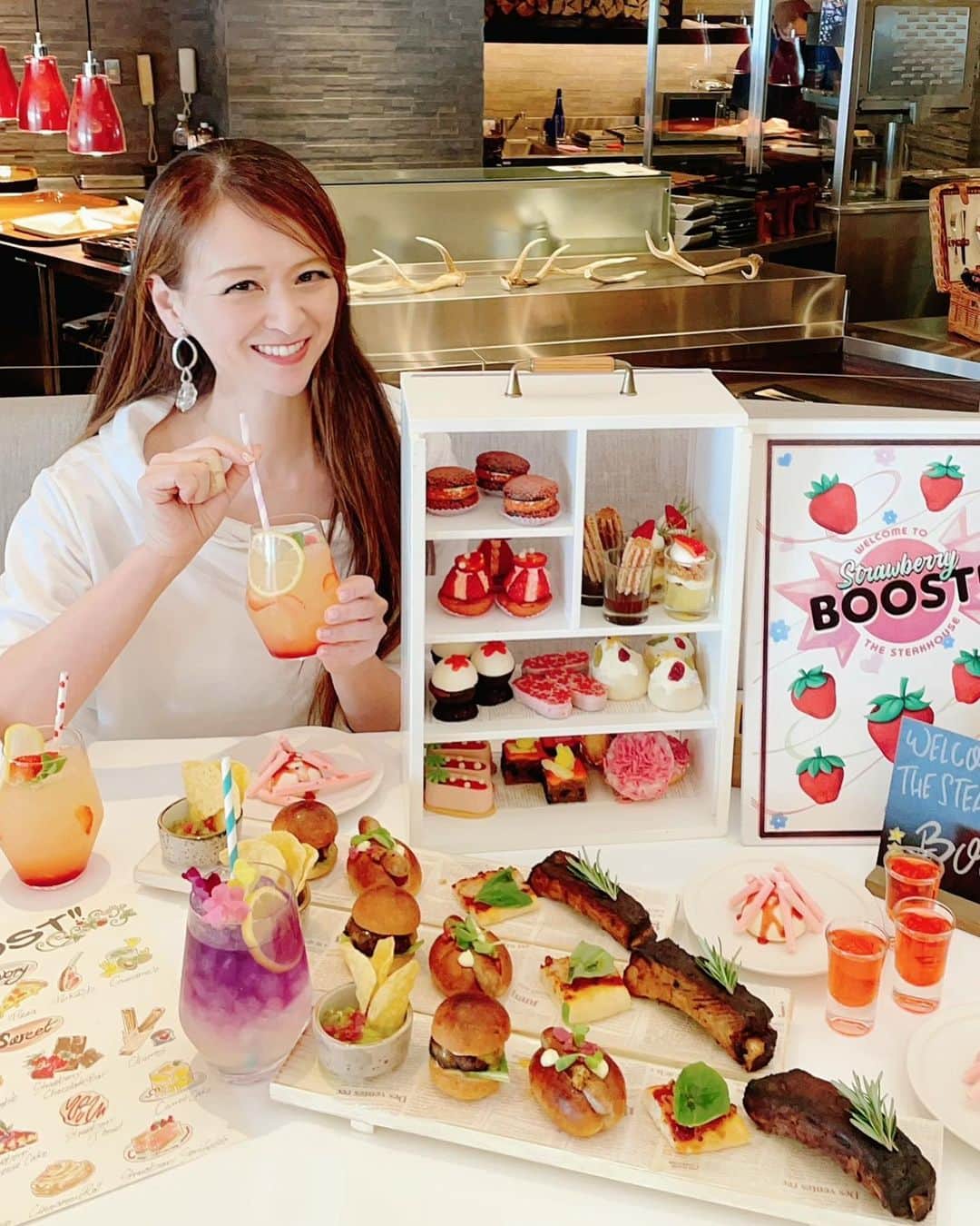のインスタグラム：「ANAインターコンチネンタルホテル東京「ザ ステーキハウス THE STEAKE HOUSE 」超人気‼️待望の新作「ストロベリー アフタヌーンティー ブースト」でございます〜 @anaintercontinentaltokyo   最初にドリンクとウェルカムスイーツ を頂いたら、、、  →2枚め動画) 🍓✨いちごの扉が じゃじゃーん🍓 ✨  開くとストロベリースイーツが盛りだくさん🍓🍓🍓  ストロベリーチョコレートバー、ストロベリーチーズケーキや、ストロベリーカップケーキなど10種！  ウェルカムスイーツのストロベリーセミフレッドも、ミックスフルーツにオレンジリキュールきいておいしいです♡  シナモンロールやアップルクランブルなど お気に入りの定番メニューもあり嬉しいな😆♡  ザ ステーキハウスならではの、 プチサイズ ハンバーガーやピッツァ、スペアリブなどお食事メニューも充実 ランチ兼ねて大満足なはず💕😌💪  じゃじゃ〜ん の扉開けは 動画撮影も楽しいですよ😎📸✨  。。。  先週から営業再開され、 ストロベリーアフタヌーンティーブースト土日祝のみ、1日10台限定です。  🔻土日祝のみ  3部制🔻 11:30～13:30、14:00～16:00、16:30～18:30  各回10台限定 ※2時間制、ラストオーダーは30分前  扉の柄は いちご柄と シンプルなウッディと2種あります。  。。。  詳細はこちら https://anaintercontinental-tokyo.jp/offer/steakhouse-strawberry-afternoontea-boost/  Thank you for inviting me @anaintercontinentaltokyo   。。。 #anaintercontinentaltokyo  #anaインターコンチネンタルホテル東京 東京 #ストロベリーアフタヌーンティーブースト#ストロベリーアフタヌーンティー #ザステーキハウス#thestakehouse#里井真由美#フードジャーナリスト里井真由美 #ハンバーガー#ホテルアフタヌーンティー#boost#japan#tokyo#hotel#ana」