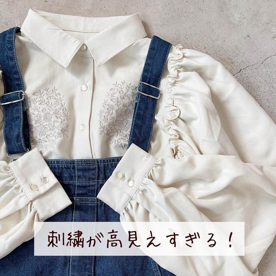 イタフラ（ナチュラル服のイタフラ）のインスタグラム：「、 今週もよろしくお願いします💨  品薄ですが刺繍が超高見えなブラウス編です🌿 他のカラーも可愛かったのですが バタバタだったのでアイボリーのみになりました🌸 よろしくお願いします💨  @italietofrance  プチプラ高見え刺繍ブラウス☞イタフラ オーバーオール☞イタフラ Ｖネックワンピ☞イタフラ ✳︎ 後ろ姿も可愛いデニムパンツ☞イタフラ イエローのカラーパンツ☞イタフラ 後ろ姿も可愛いオールインワン☞イタフラ  #刺繍ブラウス#ブラウスコーデ #着回しコーデ #プチプラコーデ #高見えコーデ #ボリューム袖 #可愛すぎる#オーバーオール#オーバーオールコーデ #オールインワン#オールインワンコーデ #ゆるコーデ #大人カジュアル #シンプルコーデ #今日のコーデ #お洒落さんと繋がりたい #おしゃれさんと繋がりたい #置き画倶楽部」