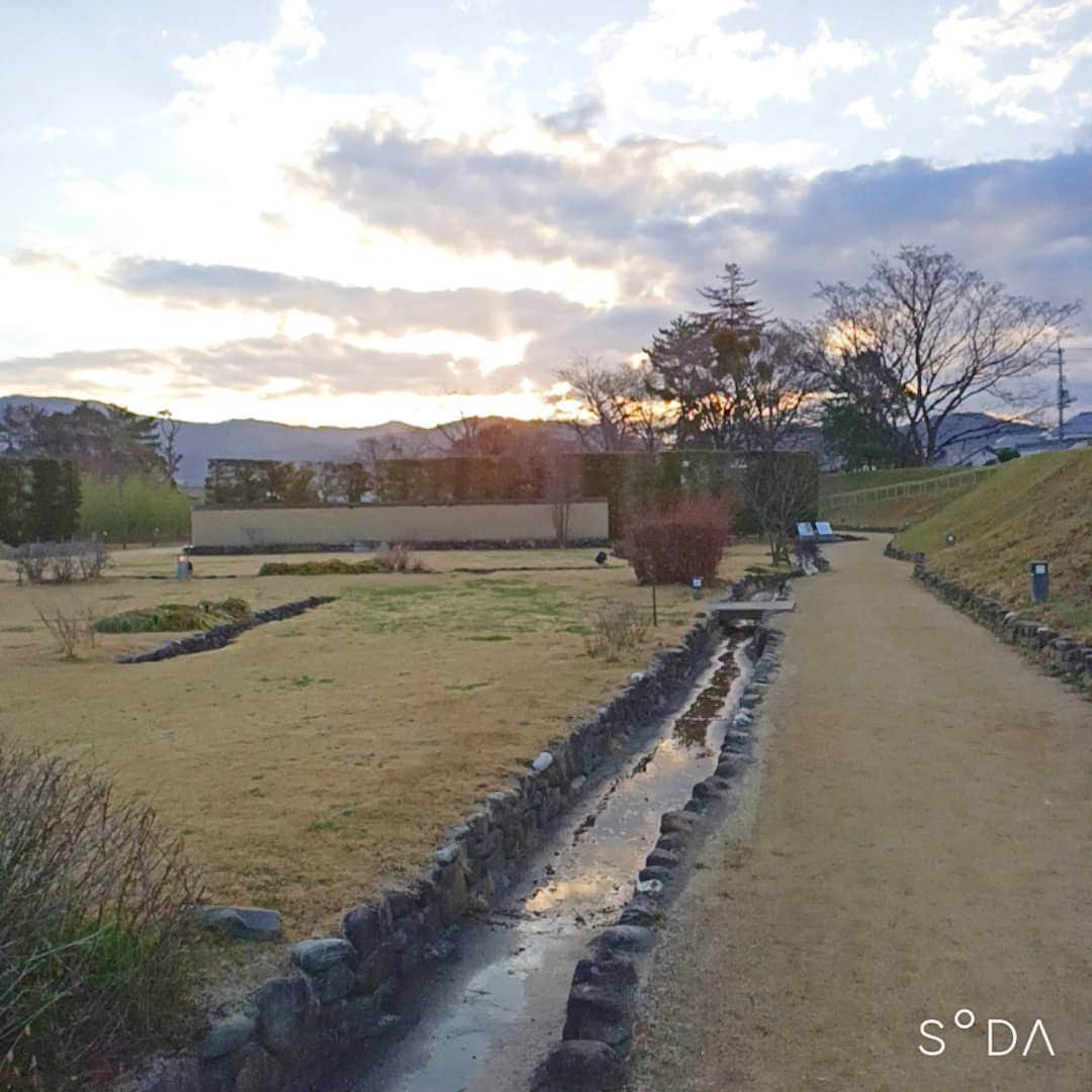 松本隆博さんのインスタグラム写真 - (松本隆博Instagram)「。 みなおはー 今日の朝の道後公園は サイコーに輝いてました。 やはり日の出はいい。 そして日に日に暖かくなる のがわかる朝のウォーキング。 なのでここで一句！  先走る… 僕と季節が…… 並んでる… (^ ^) 松本山頭歌」2月22日 9時34分 - takam0210