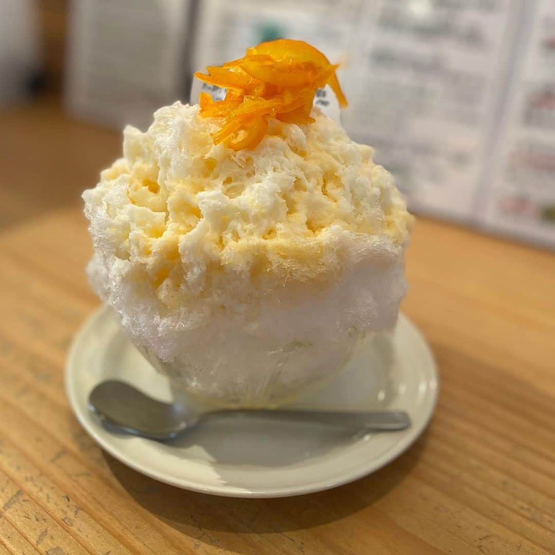 栗山夢衣のインスタグラム：「荻窪のねいろ屋さんは ラーメンとかき氷のお店🍜🍧  今回食べたのは 🍧ひめレモンミルク 🍜鶏三昧らーめん  ラーメンは麺少なめに  それでもボリューム満点です💯  ねいろ屋さんは 化学調味料・保存料・香料不使用で 身体に優しいのです💓  ラーメン食べる才能がないでお馴染みの私が 年に数回だけ食べるラーメンは ほとんどこちらです💁‍♀️  ひめレモンはオレンジ色でみかんの香りがするレモンで ミルクの甘さとレモンの酸味が絶妙🍋✨  ラーメン後にさっぱり🍧  美味しかった🤤  . . #かきごおりすと #かきごーらー #かき氷修行中 #かき氷おばさん #かき氷マニア #かき氷部 #かき氷巡り #かき氷研究所 #かき氷好き #かき氷食べ歩き #かき氷食べたい #かき氷好きな人と繋がりたい #かき氷大好き」