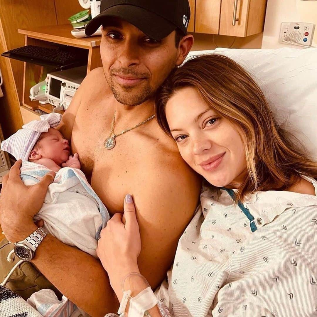 CBSさんのインスタグラム写真 - (CBSInstagram)「Oh, baby! @wilmervalderrama and @seaweanie are officially parents and we can’t handle the cuteness. 💕👶🏻」2月22日 9時37分 - cbstv