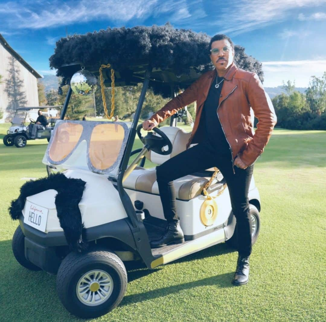 ライオネル・リッチーさんのインスタグラム写真 - (ライオネル・リッチーInstagram)「Is that an afro on my golf cart? Smoooooth. #AmericanIdol starts at 8|7c on ABC!」2月22日 9時47分 - lionelrichie