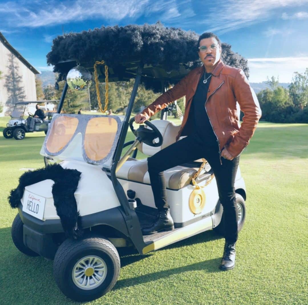 ライオネル・リッチーのインスタグラム：「Is that an afro on my golf cart? Smoooooth. #AmericanIdol starts at 8|7c on ABC!」