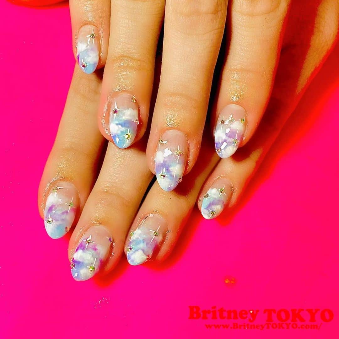 Britney TOKYOさんのインスタグラム写真 - (Britney TOKYOInstagram)「☁️☁️☁️✨　  #nailart #nails #britneytokyo #tokyospice   Use💅🏻 @tokyospicenail #UrMyOrlandBlueMilk #SundaeFundayTaro @naillabousa @concelect #CuticleEasy #TeenyTiny」2月22日 9時41分 - britneytokyo