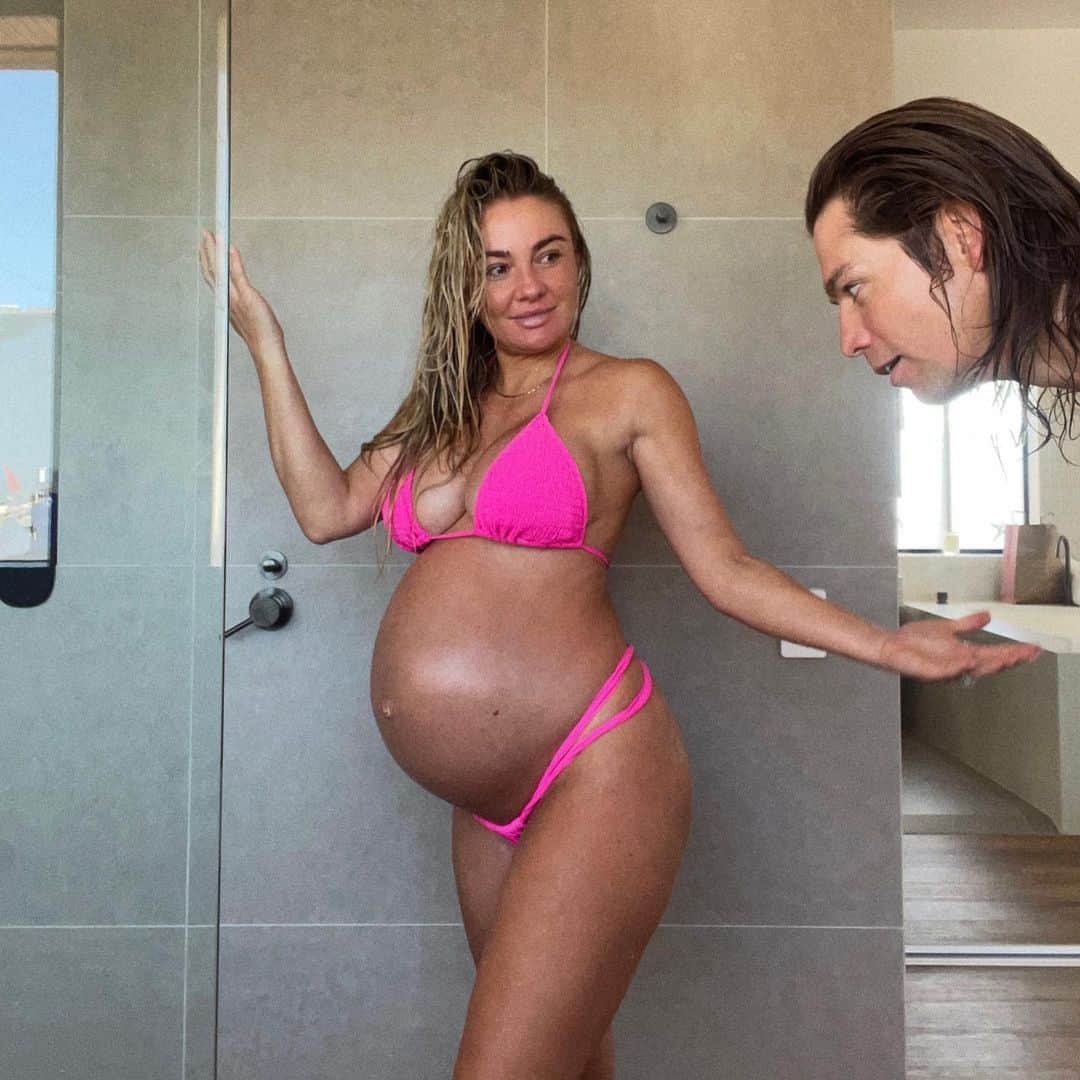 BROOKE EVERSさんのインスタグラム写真 - (BROOKE EVERSInstagram)「Early Ocean swims at #39weekspregnant come on girl I wanna see you!!!! @staffordbrothers」2月22日 9時46分 - brookeevers