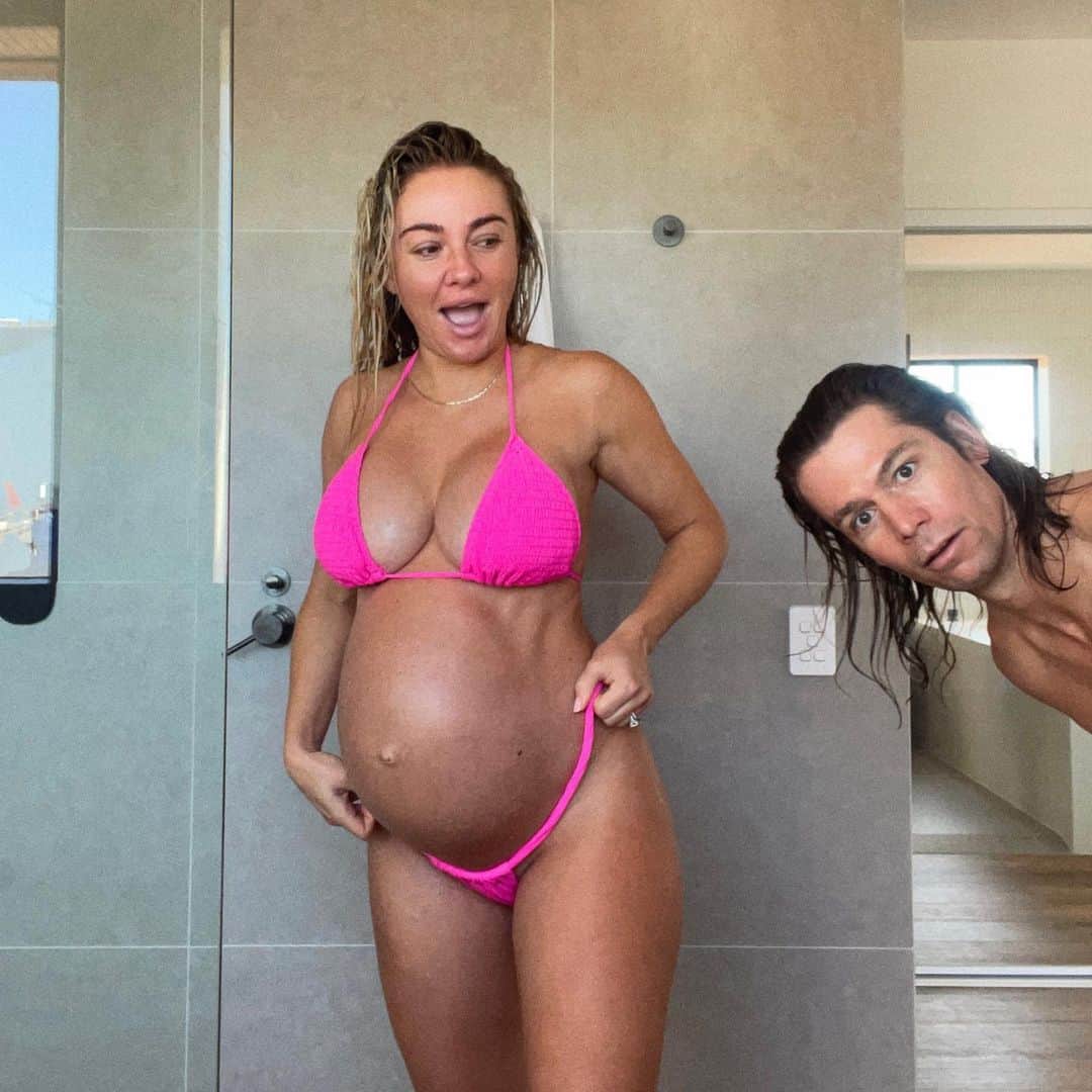 BROOKE EVERSさんのインスタグラム写真 - (BROOKE EVERSInstagram)「Early Ocean swims at #39weekspregnant come on girl I wanna see you!!!! @staffordbrothers」2月22日 9時46分 - brookeevers