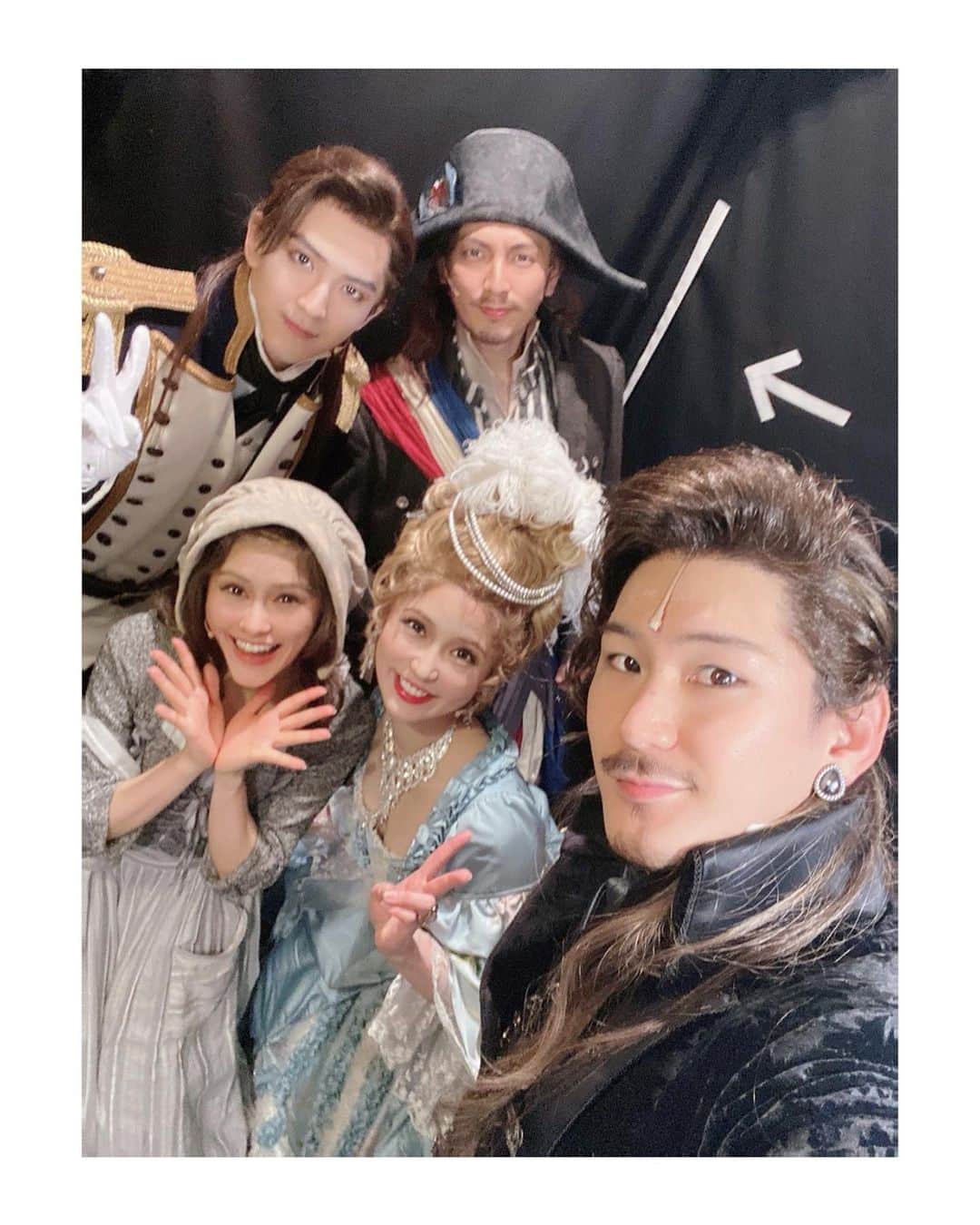昆夏美のインスタグラム：「. マリーアントワネット 東京千秋楽を迎える事ができました。 ひとまず、 一人もかける事なく、 一公演もなくなることなく、 無事に東京公演を終える事ができて ほっとしています。 こんな状況の中 ご来場下さった皆様、 本当にありがとうございました。 お客様の温かさが私たちの支えでした。 皆様にとってもこの観劇が 心のエネルギーになっていたら嬉しいです。 劇場には来られずとも 応援して下さっていた皆様、 皆様の想いもしっかり伝わっておりました。 早く、皆様が 観たいと思える作品を自由に観られる日常が 戻ってくるのいいな… 本当にありがとうございました。 DMでメッセージを送って下さった方々も たくさんいらっしゃいました。 全て読ませていただいております。 とっても励みになりました。 本当にありがとうございました。 . 3月2日から大阪公演が始まります。 大阪公演も責任を持って 感染対策をしっかりしつつ つとめたいと思います。 最後までMAカンパニーを 応援のほどよろしくお願い致します🇫🇷 . 最後になりましたが、 まだまだ不安な日々が続きますが、 どうぞお身体ご自愛くださいませ。 . #マリーアントワネット #MA」