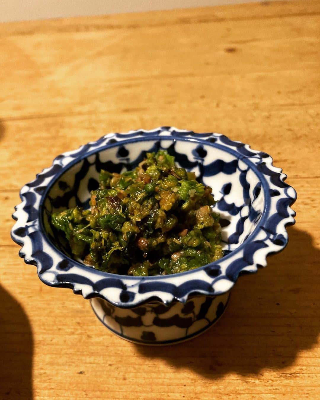 種ともこのインスタグラム：「実は苦味って得意じゃないの。ふきのとう、大好きとは言えない。でも庭を歩いて、この愛らしい芽生えを摘み取ることは春の歓び。とは言え昔はこれ何の苦行？って思うほど嫌いだったけど、今は季節の訪れにしみじみする。老境？ばっけ味噌。」