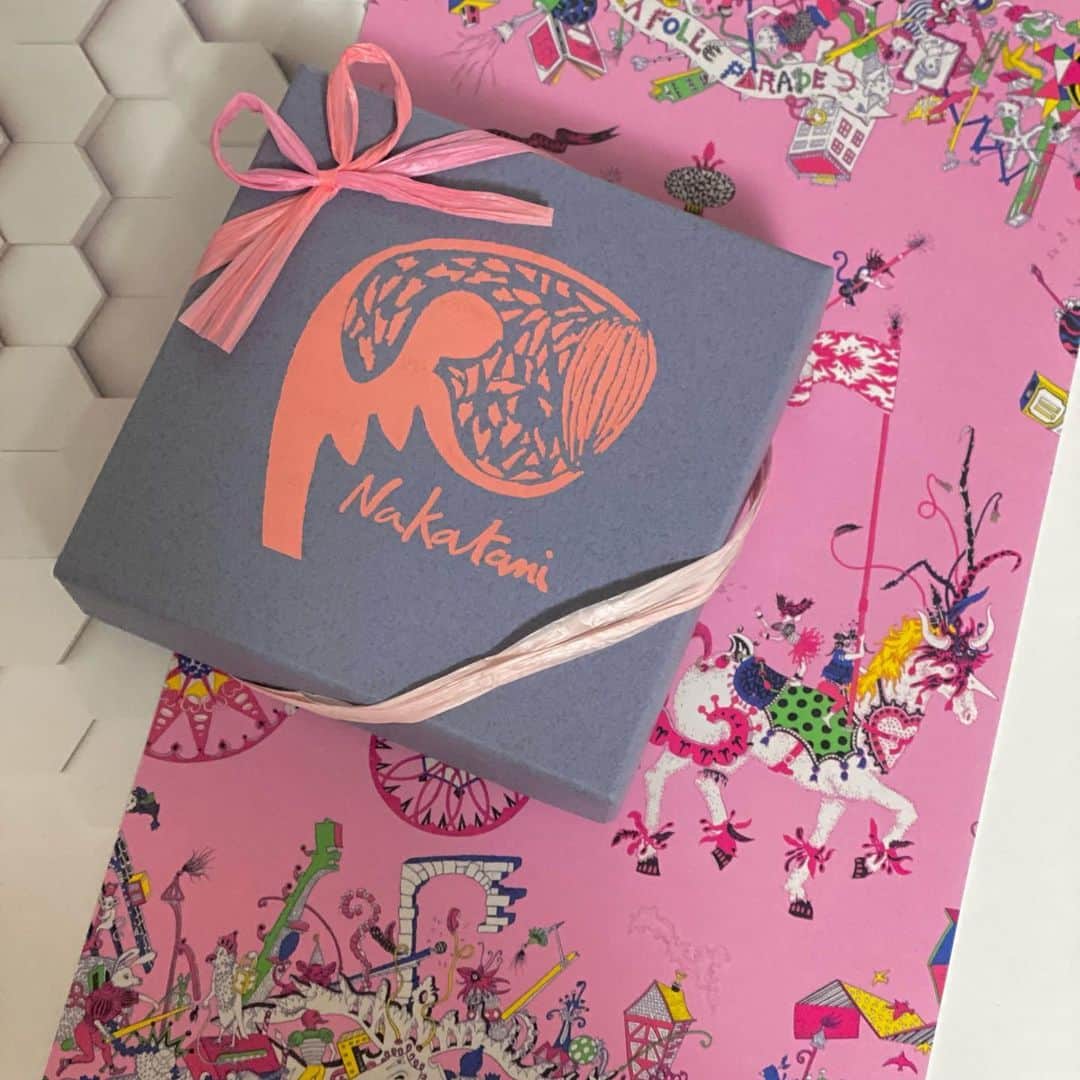 Erenaのインスタグラム：「🎀💗present💗🎀 いつもお世話になってるお姉様にﾌﾟﾚｾﾞﾝﾄ頂いた🎁🥰 ☺︎ヮーィ🙌ヮーィ☺︎ 中身は…私の大好きなﾁｮｺﾚｰﾄ🤤🍫 thank you…💕 . #present#chocolate#nakatanitei#thankyou#pink#なかたに亭#チョコレート#リボン#ピンク#チョコレート好き」