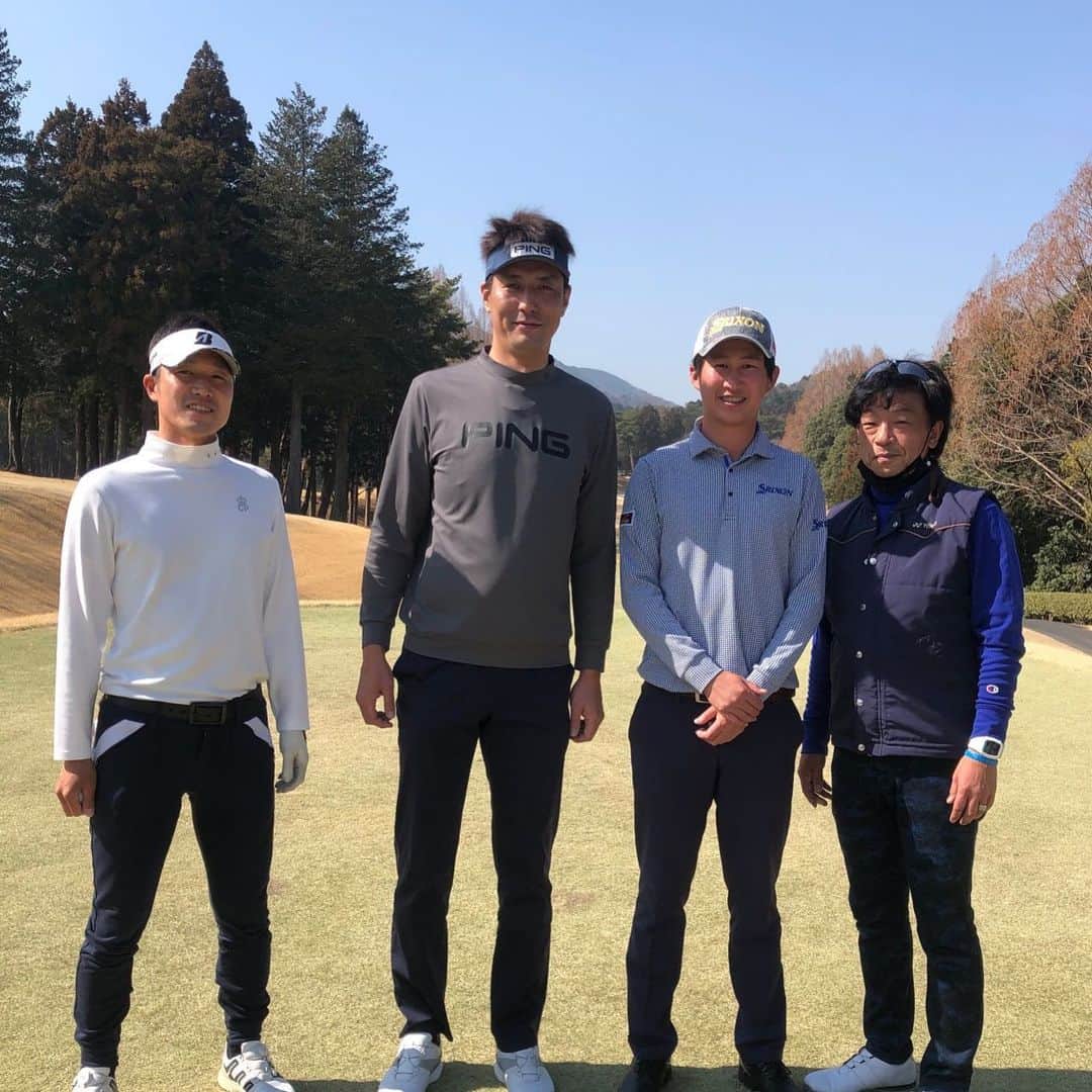 のインスタグラム：「凄いラウンドにご一緒出来ました〜😎 星野陸也プロとゴルフダイジェストの対談時にお願いしていたラウンド🏌️‍♂️ 厳密には付き合ってもらった！って感じだね🤣 最高の天気で楽しいラウンドでした🤗 スコアは聞かないでね💦 星野プロ、奥山プロ、大村さんありがとうございました。 課題が明確になったから練習するか！ #星野陸也プロ  #奥山ゆうしプロ  #イベントMC #目指せシングルプレーヤー」