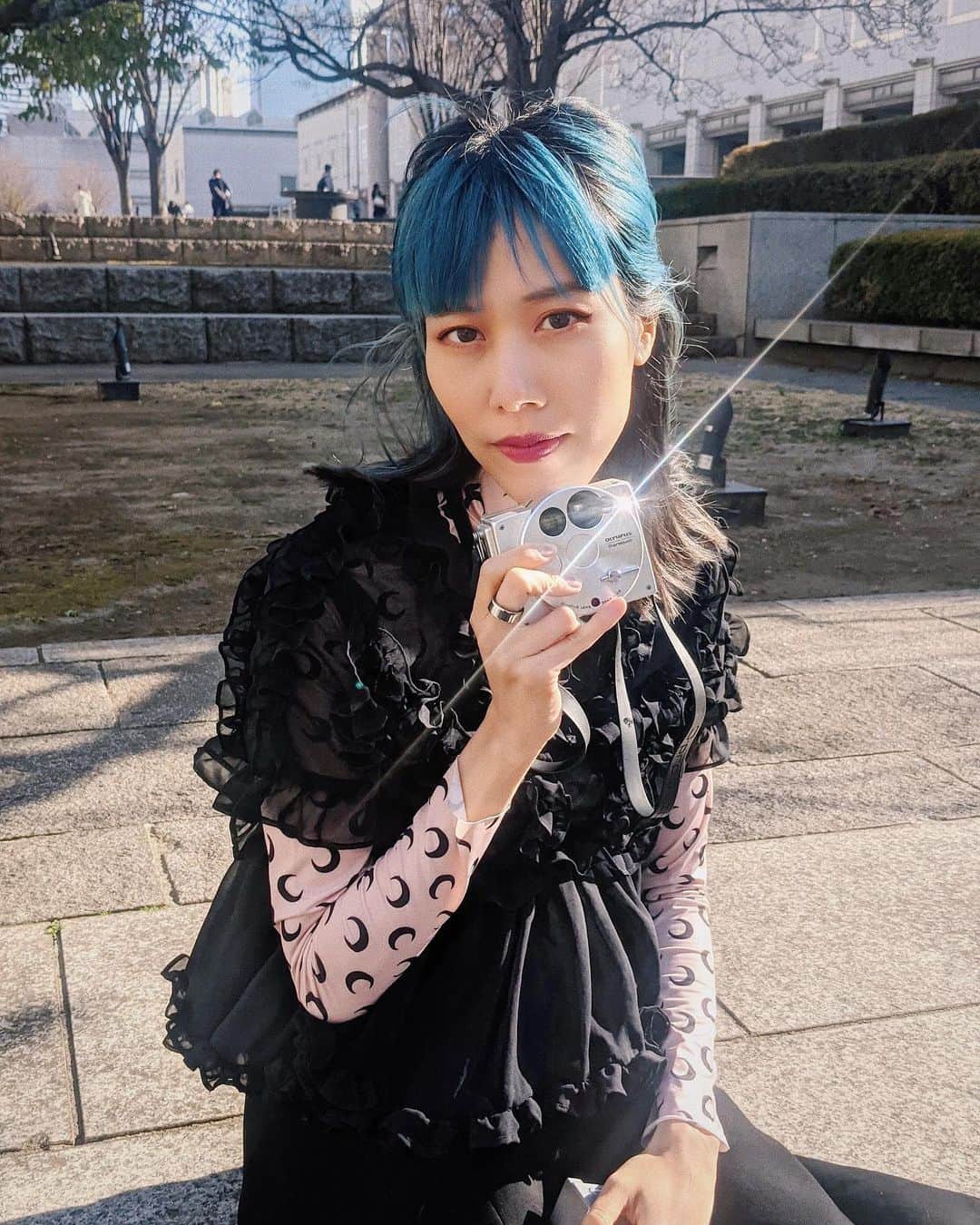 草野絵美のインスタグラム：「Look my new gear...📸  Fortunately, I got the masterpiece: Olympus O-product created by my mentor from Univ. Naoki Sakai and Shunji Yamanaka in 1988!  I'm still have to repair to use now but .,, How beautiful😳  大学時代の恩師、 坂井直樹先生が山中俊治先生と、88年に発表したオリンパス O-productを中古品でゲットした…！ 今はまだ、壊れてるの修理して使うよ。なんで可愛いの。。。！  #olympus #oproduct #retrofuture #filmcamera #1988 #naokisasaki」